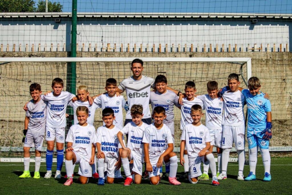 Два от отборите в Детско-юношеската школа на ОФК Несебър участваха в мачове от първенствата на Област Бургас през изминалия уикенд. Отборът, съставен от деца, родени през 2015 година, с треньор Даниел Бенчев, премери сили срещу „Звездичка“. Младите футболисти от Несебър демонстрираха силна мотивация и отдаденост, но срещата завърши с резултат 3:5 в полза на противника. В друг мач, отборът от набор 2013/14, воден от треньора Любомир Божинов, завърши наравно 2:2 срещу Поморие. Несебърските таланти направиха впечатление с добра организация и атакуваща игра. Школата на ОФК Несебър продължава да бъде център на детския футбол в региона, а младите „делфини“ правят стъпки напред в развитието си всеки уикенд на терените в Бургаска област.