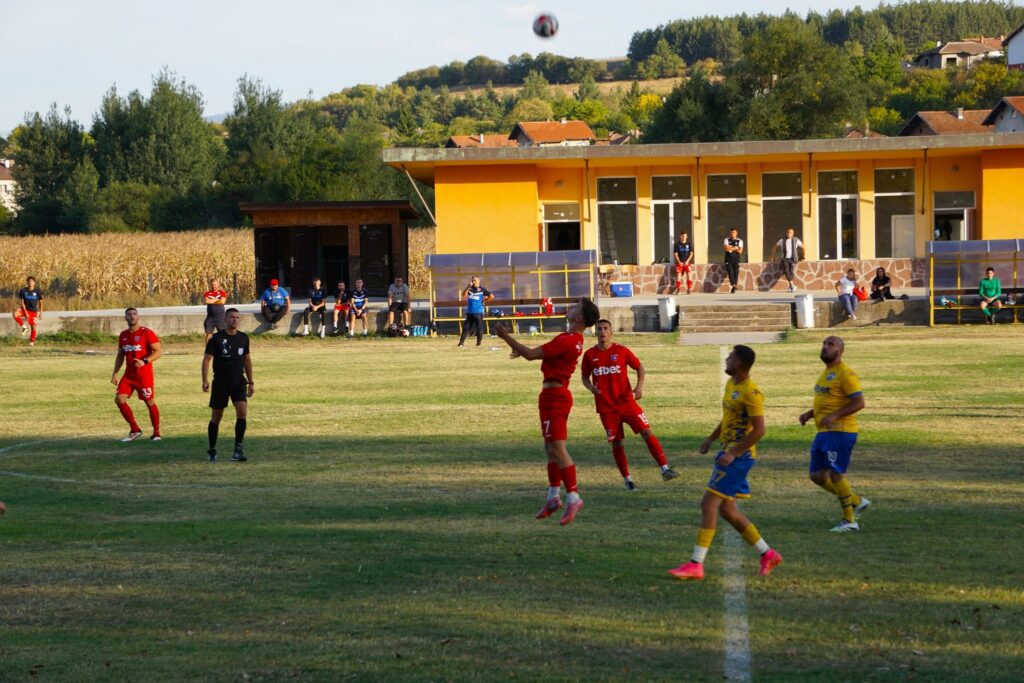 Струмска слава (Радомир) разгроми Черногорец (Ноевци) с 4:1 във финала на областния етап за Купата на аматьорската лига. Тимът от Радомир нямаше затруднения да превъзмогне съпротивата на домакините, въпреки че на полувремето резултатът беше 0:0. След почивката играчите на Струмска слава повишиха темпото и само за 20 минути реализираха четири попадения. Александър Аспарухов се разписа два пъти, а Дейвид Джоров и Светослав Тасев добавиха по един гол. В 56-ата минута Дейвид Джоров откри резултата след отлична комбинация с Аспарухов. В 72-ата минута капитанът Аспарухов увеличи преднината на 2:0 след самостоятелна акция. В рамките на една минута, между 75-ата и 76-ата, Тасев и Аспарухов добавиха още два гола за радомирци. Домакините отбелязаха почетен гол чрез Валенсио Венциславов в 80-ата минута. СТРУМСКА СЛАВА: 99. Симеон Симеонов, 14. Димитър Савов (88. Никола Митков), 17. Емилиан Петров, 20. Денислав Мицаков (3. Димитър Митов), 19. Виктор Стойков (18. Юлиан Иванов), 6. Николай Арахангелов (7. Дейвид Джоров), 15. Деян Осман (8. Георги Георгиев), 33. Светослав Тасев, 16. Алекс Дамянов, 22. Чавдар Христов, 10. Александър Аспарухов (1. Кирил Дерлипански, 3. Димитър Митов, 7. Дейвид Джоров, 8. Георги Георгиев, 18. Юлиан Иванов, 77. Жори Александров, 88. Никола Митков)