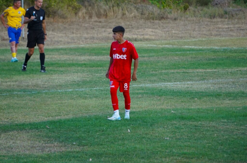 Трима юноши от Академията на Струмска слава направиха дебют за мъжкия отбор. Това се случи при гостуването на радомирци в село Ноевци на местния Черногорец (Ноевци) в областния финал за Купата на Аматьорската лига. Първи минути за представителния отбор изиграха Никола Митков, Юлиан Иванов и Георги Георгиев, които са юноши на Струмска Слава. И тримата влязоха като резерви и показаха огромно желание и хъс за игра. И тримата се отличават със страхотни качества, които само от тях зависи да развият и в мъжкия футбол. Поздравяваме всички треньори в детско-юношеската школа на Струмска слава, футболистите и техните родители. Това е пътят... На снимката: Георги Георгиев (снимка, официална Фейсбук страница на Струмска слава)