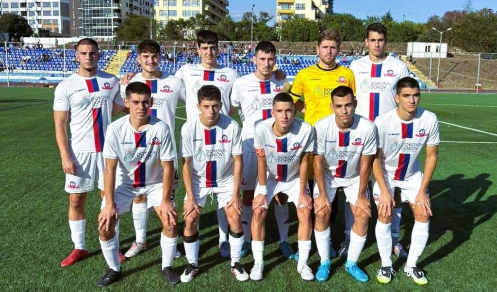 Олимпик (Варна) завърши наравно 1:1 със Спартак II в мач от 7-мия кръг на Североизточната Трета лига. Двубоят се проведе на стадион "Локомотив" във Варна, където Спартак II беше домакин. След безголово първо полувреме, Спартак откри резултата в 62-рата минута. Само три минути по-късно Никола Стоянов изравни с красиво изпълнение. До края на срещата Олимпик имаше множество възможности да вземе победата, но играчите пропуснаха на празна врата и при шут от много близко разстояние. В последната минута вратарят на Спартак спаси добър удар на Михаел Николов. "Стана хубав, оспорван мач. Двата отбора играха бърз, динамичен футбол. Като цяло, реакцията ни след загубата от Черно море беше добра. Бяхме по-агресивни, по-бързи. Желанието на футболистите беше по-голямо. Мачът беше равностоен, но нашите голови ситуации бяха повече. Изпуснахме 5-6 чисти възможности. Доволни сме от играта, но не и от резултата, защото на фона на головите ситуации, които имахме, трябваше да спечелим. Все още ни е слабост завършващия удар, което ни коства загуба на точки в няколко мача, но ще оправим това в движение. Всяка точка е важна за нас. Най-важното от всичко вчера беше реакцията след загубата в миналия кръг. А тя беше много добра.", сподели след двубоя един от треньорите в клуба Диан Генчев. През следващата седмица Олимпик (Варна) ще се изправи срещу шампионите от Септември (Тервел). Мачът от 8-мия кръг на шампионата ще се състои в събота, 4 октомври, от 16:00 часа. "От утре започваме подготовка за мача с Тервел. За мен това е най-добрият отбор в групата. Ще се опитаме да се противопоставим, доколкото можем.", добави Генчев.