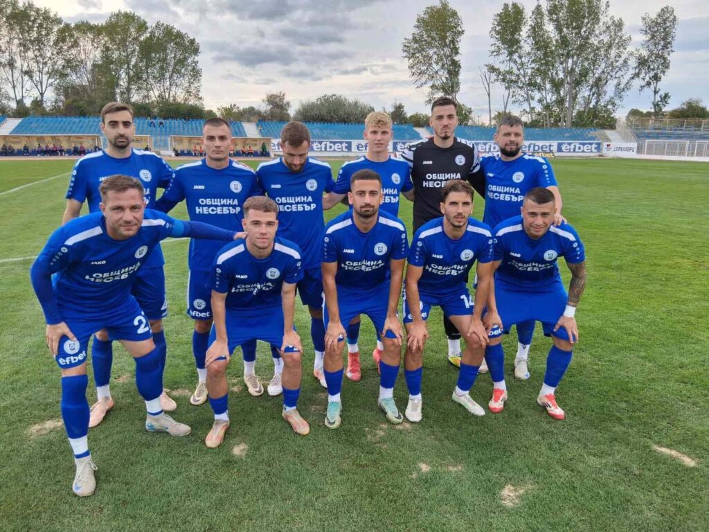 ОФК Несебър разгроми Родопа (Смолян) с 8:0 в среща от 9-ия кръг на Югоизточната Трета лига. Иван Колев отбеляза 4 гола за убедителната победа, а по един добавиха Стоянчо Велинов, Пламен Димов, Олександър Клименко и Христо Георгиев. До почивката домакините вече бяха нанесли 6 безответни попадения във вратата на обърканите гости. Велинов откри резултата в 5-ата минута, а в рамките на само 30 минути - до 35-ата минута, паднаха всички 6 гола. Пламен Димов продължи головия рейд в 14-ата минута, а Иван Колев вкара своите четири гола в 17-ата, 30-ата, 33-ата и 35-ата минути. През второто полувреме ОФК Несебър добави само още два гола, реализирани от Олександър Клименко (48) и Христо Георгиев (53). "Делфините" продължават да заемат второто място във временното класиране, само с точка зад лидера Марица Пловдив. На 1 октомври (сряда) в междинния кръг, ОФК Несебър ще гостува на Левски Карлово.