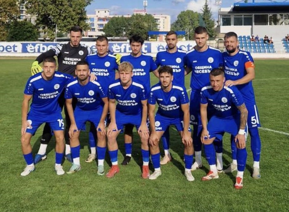 ОФК Несебър постигна победа с 3:0 като гост срещу Левски (Карлово) в мач от междинния 10-и кръг на Югоизточната Трета лига. Това е осма поредна победа за отбора, воден от старши треньора Мирослав Косев. В тези осем последователни мача ОФК Несебър е с голова разлика 33:3! Стоянчо Велинов откри резултата в Карлово с гол в 11-ата минута, а в 16-ата минута опитният Пламен Димов направи резултата 2:0 след красив удар с глава. Така завърши и първото полувреме. През втората част Иван Колев се разписа отново, след като реализира четири гола в предишния мач срещу Родопа (Смолян). Той оформи крайното 3:0 за ОФК Несебър в 61-ата минута. Следващият мач на "делфините" е в събота, 4 октомври, в Несебър от 16:00 часа срещу Марица (Милево).