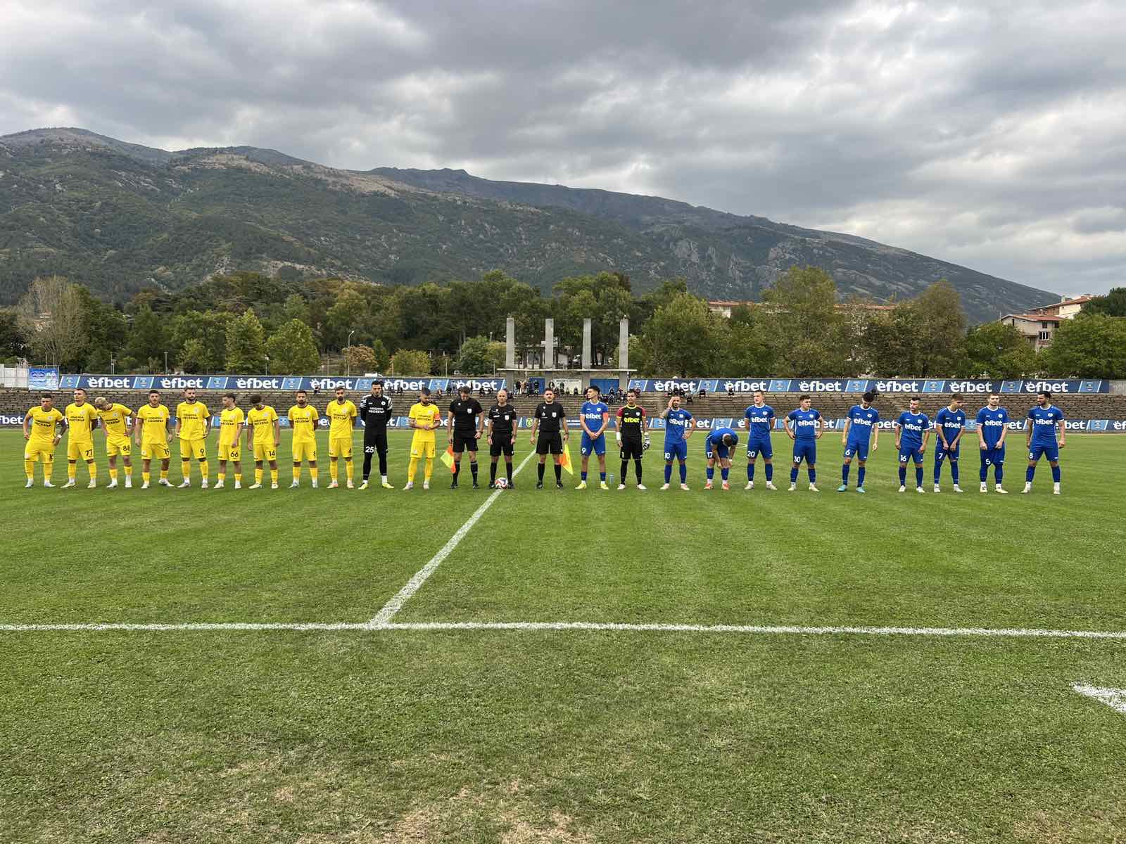 Левски (Карлово) претърпя загуба с 0:3 като домакин срещу втория в класирането Несебър в среща от 10-ия междинен кръг на Югоизточната Трета лига. След сравнително равностойно начало, Несебър успя да поведе в 14-ата минута, когато Стоянчо Велинов се възползва от индивидуална грешка на "сините" и реализира от близка дистанция. Домакините реагираха само пет минути по-късно. След успешен пробив отдясно и центриране, Никола Лалев засече топката с глава, но я прати покрай вратата на Мартин Шейтанов. В 25-ата минута Левски организира още една добра атака. Иван Георгиев проби отдясно и центрира, топката беше изчистена, но Милен Танев не успя да я реализира, тъй като ударът му бе блокиран. Десет минути след това Танев отново беше изведен в добра позиция, но не успя да преодолее Шейтанов, стреляйки право в ръцете му. В 40-ата минута Несебър отбеляза втори гол. Николай Дросев центрира от свободен удар, а капитанът Пламен Димов засече с глава топката, пращайки я в мрежата на Радостин Георгиев. Въпреки че играч на карловци беше фаулиран в тази ситуация, съдийската бригада пренебрегна това. През второто полувреме гостите демонстрираха по-добра игра на терена. В 51-ата минута Иван Колев удари греда. В 69-ата минута два пъти Георгиев спаси отбора си, но две минути по-късно Колев успя да вкара топката в мрежата. Левски имаше един добър шанс до края на срещата, но Нанев не успя да намери очертанията на вратата след удар с глава. Въпреки поражението, Левски (Карлово) запазва 4-ата си позиция в класирането с актив от 16 точки. В следващия кръг тимът ще гостува на лидера Марица (Пловдив). Двубоят е насрочен за събота, 4 октомври, от 16:00 часа.