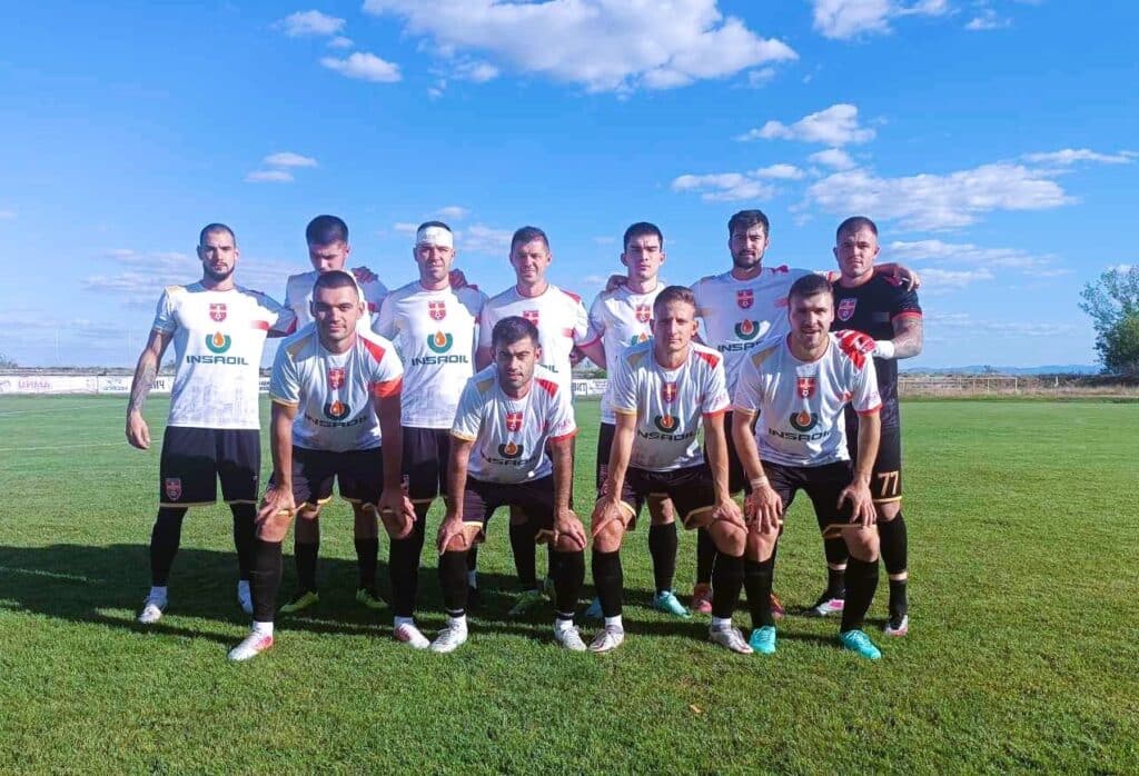 ФК Раковски може да се намира временно на предпоследното място в Югоизточната Трета лига, но техните статистики са впечатляващи. За какво става въпрос? Досега, от изиграни 10 мача, възпитаниците на играещия старши треньор Валери Домовчийски са отбелязали 17 гола, което прави почти по 2 гола средно на мач. Бърза проверка показва, че във всички Трети лиги има само 14 отбора, които са отбелязали повече попадения до момента (с уточнението, че в две от тях са в по-ранен етап). Във всички Трети дивизии има общо 66 отбора, а ФК Раковски е отбелязал повече голове от точно 51 тима (Устрем Дончево от Североизточната Трета лига има вкарани голове, колкото ФК Раковски). Ето кои до момента имат повече попадения от ФК Раковски: Югоизточна Трета лига: Несебър (34 гола), Марица (26), Гигант Съединение (21), Марица Милево (21), Ямбол (19) Югозападна Трета лига: Струмска слава (23), Витоша Бистрица (22), Рилски спортист (21), Кюстендил (20), Ботев Ихтиман (18) Североизточна Трета лига: Черноморец Балчик (26), Септември Тервел (22), Бенковски Исперих (18), Устрем Дончево (17) Северозападна Трета лига: Няма И още нещо... ФК Раковски се разписа в 7 от 10-те си мача до момента. В последните три двубоя вкара по 2 гола.