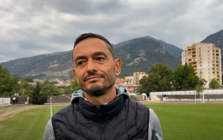 ОФК Несебър продължи победната си серия в Югоизточната Трета лига, записвайки осмия си пореден успех. Този път отборът триумфира в Карлово, побеждавайки местния Левски с класически резултат 3:0. След срещата старши треньорът на "делфините" Мирослав Косев коментира събитията от мача. -Господин Косев, осма поредна победа за Несебър. В Карлово се очакваше трудно гостуване, но постигнахте категоричен успех. С какво надделяхте? -Най-вече с повече качество в състава. Домакините са достоен отбор и се представиха достойно, но ние имаме повече опитни състезатели, а и инерцията и самочувствието, които събрахме от серията, също ни помагат. Надявам се да продължим по този начин. -Изглеждахте по-свежи от съперника, въпреки че играхте и в неделя. На какво се дължи това? -Развихме мача по най-благоприятния за нас начин – вкарахме 6 гола още през първото полувреме и направихме пет смени. Основни футболисти останаха по-свежи и затова изглеждахме така. Но и при нас има умора, която ще се усеща все повече. -Несебър вече е сред фаворитите за първата позиция. Кои виждате като най-сериозни конкуренти след десет кръга? -Марица Пловдив, Ямбол и Спартак Пловдив. Може би Ямбол са скрит фаворит – имат качества. Но само времето ще покаже. Нужно е постоянство. Вижте повече във видеото