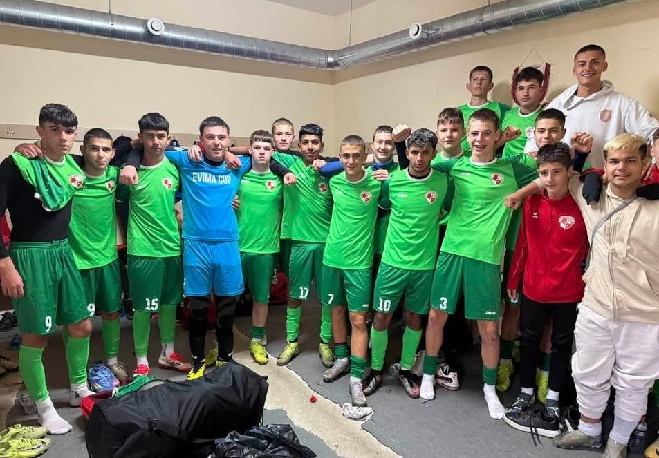 Юношите на ФК Банско (U17) постигнаха впечатляваща победа с 3:2 при гостуването си на Беласица (Петрич) в мач от 5-ия кръг на Зона Кюстендил. Въпреки спорното съдийство и неправомерното изгонване на играч на Банско още в 35-ата минута, отборът прояви изключителен хъс, желание и дисциплина и заслужено победи съперника. Старши треньор на юношите до 17 години е Марио Димитров. В първите пет мача, Банско записва четири победи и една загуба. Успехите са срещу Марек с 2:0 като гост, Кюстендил с 3:1 като гост, Миньор с 5:2 у дома и сега срещу Беласица като гост. Единствената загуба е от Пирин с 2:4. В следващия си мач отборът ще бъде домакин на Пирин (Гоце Делчев).