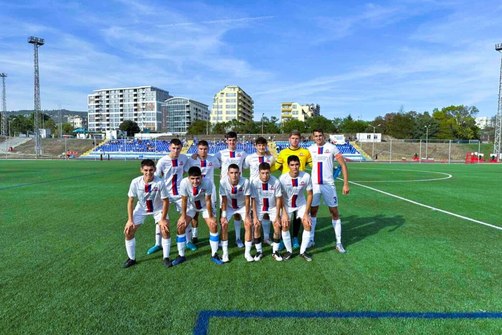 Олимпик (Варна) загуби с 0:4 от шампиона в Североизточната Трета лига, Септември 98 (Тервел). Младите играчи на новака в лигата се представиха достойно, но допуснаха четвъртата си загуба този сезон в среща от осмия кръг на шампионата. Мачът се игра на стадион "Локомотив" във Варна от 16:00 часа днес. Нулевото равенство се запази до 36-ата минута, когато Владислав Мирчев отбеляза с глава след центриране на Петър Георгиев от десния фланг. Топката беше изпратена точно между двамата защитници на Олимпик. В края на първото полувреме опитният отбор на Септември успя да вкара втори гол. Мирчев направи пробив отдясно, подаде към точката за дузпа, топката беше изчистена, но попадна на крака на Петър Георгиев, който стреля от границата на наказателното поле. След рикошет в крака на защитник на Олимпик, ударът стана неспасяем за Игор Кльопка. През второто полувреме Олимпик започна по-смело и в 53-ата минута предизвика намеса на Христо Ковачев, която предотврати отлична възможност за варненци да се върнат в мача. Осем минути по-късно Михаел Николов центрира, топката беше свалена към резервата Тома Тодоров, който стреля от границата на наказателното поле, но отново Ковачев се намеси решително. В края на срещата шампионите стигнаха до още два гола. Те бяха дело на Христо Христов, при чието попадение отново се получи рикошет, объркал Кльопка, и Влади Мирчев. В следващия кръг, Олимпик (Варна) ще гостува на новака ОФК Светкавица 2014. Двубоят между двата отбора е в неделя, 12 октомври, от 16:00 часа.