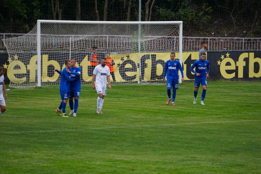 Струмска слава (Радомир) победи Септември (Симитли) с 3:2 в мач от 11-ия кръг на Югозападната Трета лига. Това бе втори пореден домакински успех с този резултат, след като в предишния мач вкъщи Славата надви с 3:2 дубъла на Славия. За днешния успех се разписаха Любомир Тодоров, Александър Аспарухов и Николай Арахангелов. Гостите обаче първи излязоха напред в резултата след попадение на Тодор Траянов в 26-ата минута. До края на полувремето нов гол не падна и така двата отбора се оттеглиха на почивка. През втората част домакините вдигнаха оборотите и стигнаха до обрат до 3:1. Любомир Тодоров изравни за 1:1 в 51-ата минута. Щатният голмайстор този сезон Аспарухов направи 2:1 в 65-ата минута. В 71-ата минута Николай Арахангелов след самостоятелен рейд, започнат от фланга, влезе в наказателното поле и сам срещу вратаря на гостите реализира за 3:1. Минути след това Здравко Карадачки имаше шанс бързо да намали, но вратарят Йордан Димитров отрази удара му. В 88-ата минута Влади Ласков намали на 2:3, но за повече гостите нямаха сили. 12. Йордан Димитров, 14. Димитър Савов, 3. Димитър Митов, 13. Георги Мариянов, 20. Денислав Мицаков, 6. Николай Арахангелов (15. Деян Осман), 11. Милен Войнов (8. Георги Янев), 7. Дейвид Джоров (19. Виктор Стойков), 9. Любомир Тодоров, 22. Чавдар Христов (17. Емилиан Петров), 10. Александър Аспарухов (99. Симеон Симеонов, 8. Георги Янев, 15. Деян Осман, 16. Алекс Дамянов, 17. Емилиан Петров, 19. Виктор Стойков, 33. Светослав Тасев, 77. Георги Николаев, 88. Никола Митков) Снимка: Официална Фейсбук страница на Струмска слава