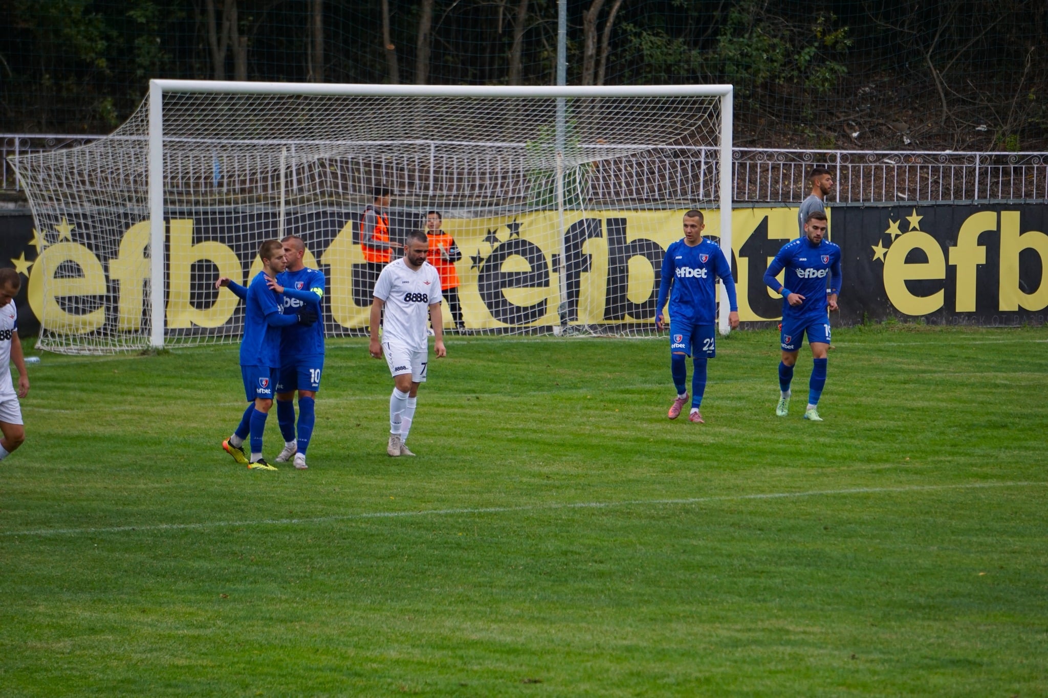 Струмска слава (Радомир) победи Септември (Симитли) с 3:2 в мач от 11-ия кръг на Югозападната Трета лига. Това бе втори пореден домакински успех с този резултат, след като в предишния мач вкъщи Славата надви с 3:2 дубъла на Славия. За днешния успех се разписаха Любомир Тодоров, Александър Аспарухов и Николай Арахангелов. Гостите обаче първи излязоха напред в резултата след попадение на Тодор Траянов в 26-ата минута. До края на полувремето нов гол не падна и така двата отбора се оттеглиха на почивка. През втората част домакините вдигнаха оборотите и стигнаха до обрат до 3:1. Любомир Тодоров изравни за 1:1 в 51-ата минута. Щатният голмайстор този сезон Аспарухов направи 2:1 в 65-ата минута. В 71-ата минута Николай Арахангелов след самостоятелен рейд, започнат от фланга, влезе в наказателното поле и сам срещу вратаря на гостите реализира за 3:1. Минути след това Здравко Карадачки имаше шанс бързо да намали, но вратарят Йордан Димитров отрази удара му. В 88-ата минута Влади Ласков намали на 2:3, но за повече гостите нямаха сили. 12. Йордан Димитров, 14. Димитър Савов, 3. Димитър Митов, 13. Георги Мариянов, 20. Денислав Мицаков, 6. Николай Арахангелов (15. Деян Осман), 11. Милен Войнов (8. Георги Янев), 7. Дейвид Джоров (19. Виктор Стойков), 9. Любомир Тодоров, 22. Чавдар Христов (17. Емилиан Петров), 10. Александър Аспарухов (99. Симеон Симеонов, 8. Георги Янев, 15. Деян Осман, 16. Алекс Дамянов, 17. Емилиан Петров, 19. Виктор Стойков, 33. Светослав Тасев, 77. Георги Николаев, 88. Никола Митков) Снимка: Официална Фейсбук страница на Струмска слава