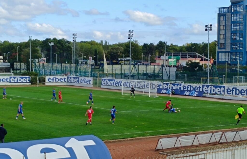 ОФК Несебър се наложи с 2:1 над Марица (Милево) в среща от 11-ия кръг на Югоизточната Трета лига. Това е 9-та поредна победа на отбора, воден от треньора Мирослав Косев, след която клубът от Несебър остава на второ място, само на точка зад лидера Марица (Пловдив). Гостите от Милево изненадващо поведоха в резултата с гол на Цветелин Панов в 45-ата минута, което бе и крайният резултат за първото полувреме. През второто полувреме домакините реализираха обрат. В 54-ата минута Пламен Димов изравни след мощен удар от разстояние, който попадна неспасяемо в горния десен ъгъл на вратата на гостите. В 81-ата минута Кристиян Парашкевов, голмайсторът на домакините от началото на сезона, определи крайния резултат от 2:1. На следващата събота, 11 октомври, ОФК Несебър ще се изправи пред трудно гостуване срещу Гигант в Съединение. Двубоят ще започне от 16:00 часа.