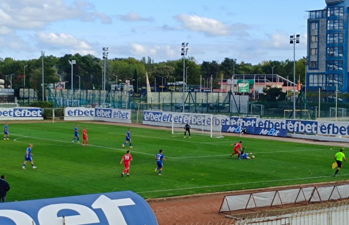 ОФК Несебър се наложи с 2:1 над Марица (Милево) в среща от 11-ия кръг на Югоизточната Трета лига. Това е 9-та поредна победа на отбора, воден от треньора Мирослав Косев, след която клубът от Несебър остава на второ място, само на точка зад лидера Марица (Пловдив). Гостите от Милево изненадващо поведоха в резултата с гол на Цветелин Панов в 45-ата минута, което бе и крайният резултат за първото полувреме. През второто полувреме домакините реализираха обрат. В 54-ата минута Пламен Димов изравни след мощен удар от разстояние, който попадна неспасяемо в горния десен ъгъл на вратата на гостите. В 81-ата минута Кристиян Парашкевов, голмайсторът на домакините от началото на сезона, определи крайния резултат от 2:1. На следващата събота, 11 октомври, ОФК Несебър ще се изправи пред трудно гостуване срещу Гигант в Съединение. Двубоят ще започне от 16:00 часа.