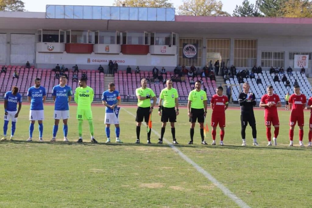 ОФК Хасково завърши наравно 0:0 срещу ФК Димитровград в 10-ия кръг на Югоизточната Трета лига. С този резултат отборът остава на 15-то място с 11 точки в класирането. Централният нападател Юли Шекеров има проблеми с ахилеса след срещата и участието му в предстоящия мач в неделя за Купата на България срещу Спартак Плевен е под въпрос. Костадин Пеев е трайно контузен. "Изобщо не съм доволен от представянето ни. Слаб мач и за двата отбора, но ние можехме да го вземем, ако бяхме играли по-добре. Не се представяме на нужното ниво. Закономерен хикс."