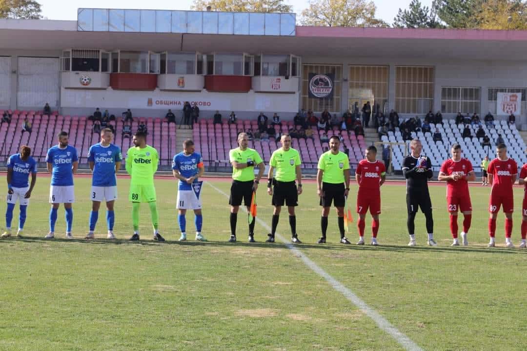 ОФК Хасково завърши наравно 0:0 срещу ФК Димитровград в 10-ия кръг на Югоизточната Трета лига. С този резултат отборът остава на 15-то място с 11 точки в класирането. Централният нападател Юли Шекеров има проблеми с ахилеса след срещата и участието му в предстоящия мач в неделя за Купата на България срещу Спартак Плевен е под въпрос. Костадин Пеев е трайно контузен. "Изобщо не съм доволен от представянето ни. Слаб мач и за двата отбора, но ние можехме да го вземем, ако бяхме играли по-добре. Не се представяме на нужното ниво. Закономерен хикс."