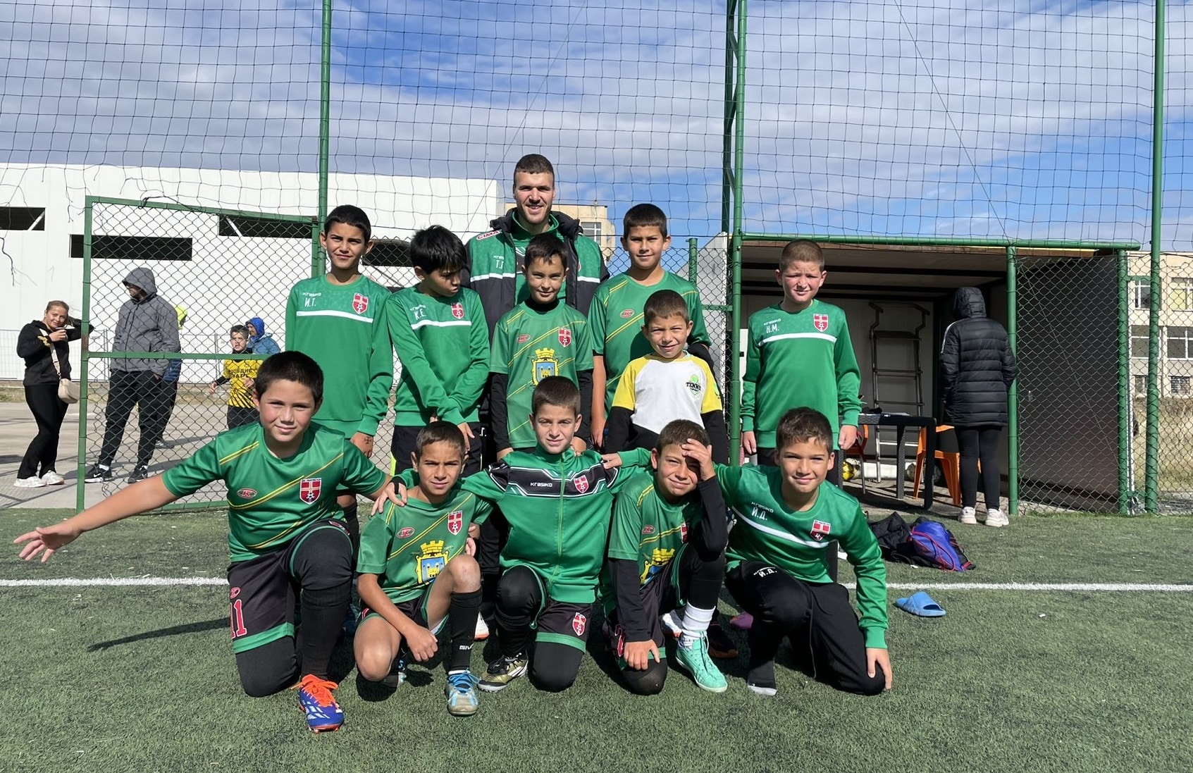 През изминалата седмица отборите от Детско-юношеската школа на ФК Раковски отново излязоха на футболния терен. Ето постигнатото от тях: Деца, родени 2012/13 г. - Отборът записа първата си загуба, отстъпвайки на Димитровград с 0:4. Въпреки това, тимът остава на 5-то място във временното класиране. Деца, родени 2013 г. - Срещу Велд-2, нашите състезатели поведоха с 2:0 благодарение на головете на Иван Текирски и Кристиан Ников, но в последните 10 минути претърпяха обрат и загубиха с 2:3. Деца, родени 2015 г. - Момчетата се изправиха срещу ФК Пловдив. Въпреки че губеха с 0:2, те показаха изключителен дух и с хеттрик на Владо Евтимов и гол на Пламен Коев обърнаха резултата за впечатляваща победа с 4:2! Деца, родени 2016 г. - Нашите таланти играха срещу ФК Пловдив 2015 и загубиха с 2:6. Головете за „Раковски“ бяха дело на Андрей Домовчийски и Йоан Куртев. Деца, родени 2017 г. - Отборът записа 7-ма поредна победа, този път с разгромното 15:4 срещу Брестник. Радослав Пеев блесна с 8 гола, Павел Павлов добави 4, а Васко Минчев – 3. Деца, родени 2018 г. - Децата изиграха два мача – срещу Кронос и Гигант (Съединение). Първата група загуби с 2:4 от Кронос, като се разписаха Денислав Петков и Павел Стойков. Втората група загуби с 0:4 от Гигант (Съединение). Деца, родени 2019 г. - Тимът се бори здраво, но загуби с 0:2 от ФА 22.