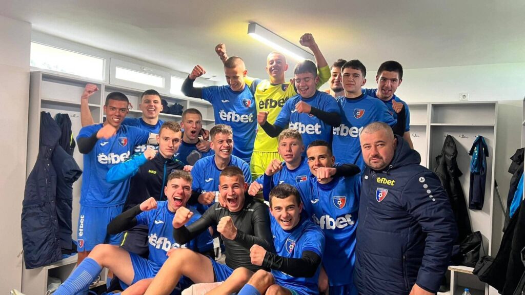 Отборите от Детско-юношеската школа на Струмска слава (Радомир) отново записаха добри резултати в последните си мачове. Юношите старша възраст победиха категорично с 3:0 Пирин (Гоце Делчев). Отборът демонстрира зрял и комбинативен футбол, като доминираше през целия двубой и заслужено се поздрави с успеха. Юношите младша възраст записаха трудна, но напълно заслужена победа с 2:1 над Спортист (Своге) в мач, игран при проливен дъжд и тежки условия. Набор 2014 се изправи срещу Сапарева баня на Футбол 9 и въпреки силната си игра, отстъпи с 1:2. Мачът беше равностоен и изпълнен с борба до последния сигнал. Набор 2015 продължава страхотната си серия в областното първенство по Футбол 7. Тимът записа 3-та поредна победа, този път убедително над Сапарева баня. Набор 2016 допусна загуба в третия си двубой, от Миньор (Бобовдол), макар че създаде и пропиля доста чисти голови положения.