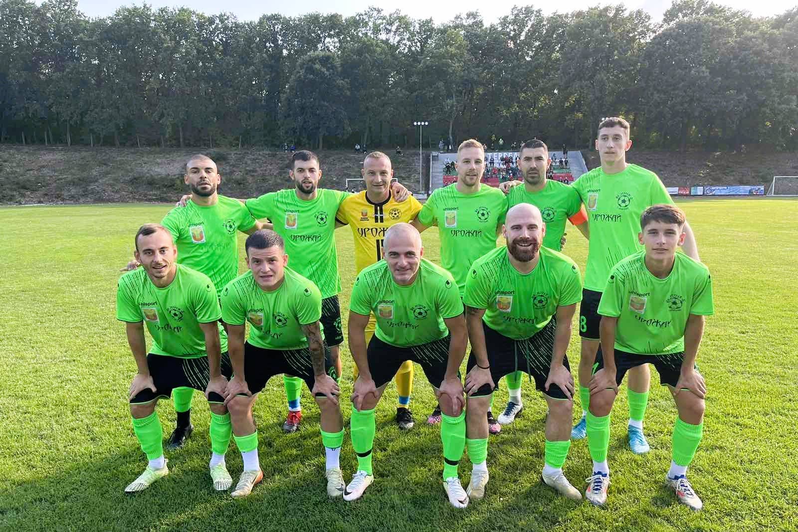Отборът на Устрем (Дончево) продължава своята кампания в Североизточната Трета лига. В 12-ия кръг тимът ще гостува на Волов-Шумен 2007 в събота, 11 октомври, от 16 часа. „Зелените“ са с впечатляващ актив от 15 точки след първите си осем мача, след като в миналия кръг постигнаха категорична победа с 5:0 над ФК Аксаково у дома. Техният съперник в предстоящия мач е на девето място с 10 точки от шест мача и не е играл от 20 септември, когато се наложи с 3:0 у дома над Ботев (Нови пазар). "Нещата са на 90% наред при нас. Изправяме се срещу добър отбор с опитни играчи и млади, качествени футболисти. Ние отиваме спокойни. Ако можем да откраднем нещо, ще откраднем. Класирането в момента много лъже. Дано да стане мач, да няма странични фактори, така ще е най-добре за всички. Надявам се и теренът да е добре. Ние имаме шанс, който зависи от това как ще се развие мачът.", сподели старши треньорът на тима Димитър Димитров. В добавка към спортните страсти, добри новини за клуба са и плановете за стадиона в село Дончево, където утре ще бъде направена първа копка. "Мисля, че всички с новия стадион ще се получи така, както трябва. Повече мисля за мача в събота, отколкото за първата копка утре.", добави още Димитров.