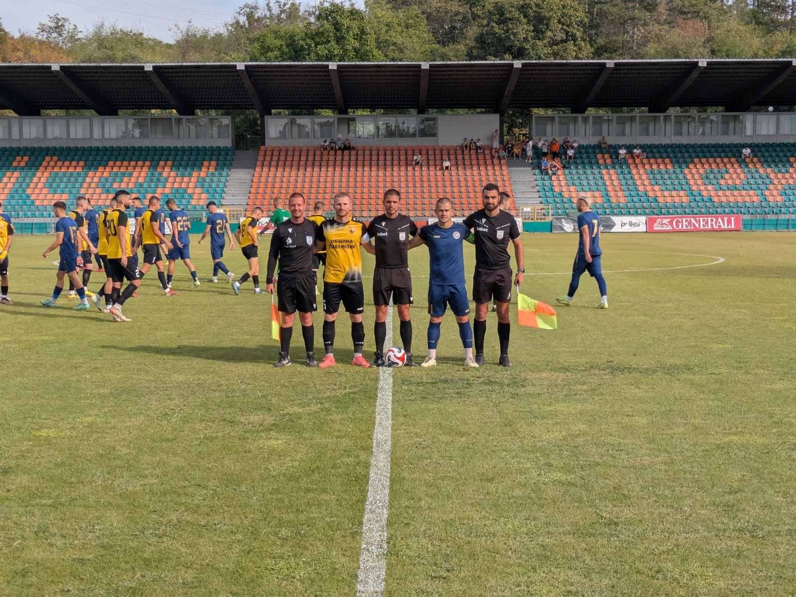 ОФК Павликени ще гостува на Янтра (Полски Тръмбеш) в мач от 8-ми кръг на Северозападната Трета лига. Срещата е една от трите, които ще се изиграят по програма заради Купата на България. Мачът е насрочен за събота, 11 октомври, от 16:00 часа. След петата си загуба за сезона, младият състав, ръководен от Димо Атанасов, остава предпоследен с актив от само две точки. В последния си мач Павликени отстъпи с 1:4 като гост на Ком (Берковица) миналата събота. По същото време Янтра разгроми Партизан в Червен бряг с 5:2 и с втората си победа за сезона събра 8 точки, които изкачиха "сините" на седмото място. С петте вкарани гола срещу "партизаните", Янтра вече има 20 гола, което прави атаката на тима втората най-добра в шампионата. Само вторият - Локомотив (Мездра) има повече реализирани попадения - 21. Павликени е с най-ниско резултатната атака с едва четири отбелязани гола в седем мача, но разполага с по-добра защита от утрешния си опонент - 13 допуснати гола срещу 18 за Янтра. През миналия сезон ОФК Павликени победи отбора от Полски Тръмбеш два пъти, първо с успех 2:1 като гост, а след това спечели и у дома с 3:2.