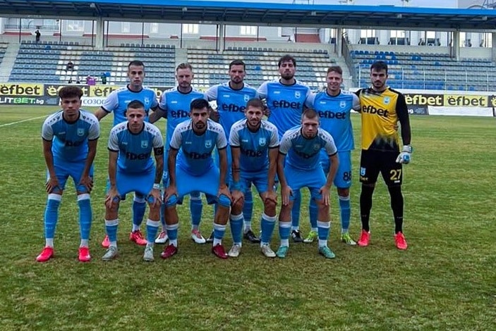 ФК Созопол постигна победа срещу Асеновец (Асеновград) с резултат 3:1 в среща от 12 кръг на Югоизточната Трета лига. Домакините сложиха край на серията от 7 поредни мача без победа. Димитър Иванов откри резултата за Созопол в 11-ата минута с добре организирана атака. В 22-ата минута гостите успяха да изравнят изненадващо. Вратарят Петър Рахнев се опита да пресрещне Макджералд Уоха, но топката попадна в Карталов, който се възползва от съдийски авантаж и отбеляза за 1:1. Жулиен Тел върна домакините напред в 32-ата минута, след като получи подаване в наказателното поле и необезпокоявано вкара за 2:1. Борислав Трендафилов оформи крайното 3:1 в 71-ата минута. След центриране отдясно на Стоян Кижев, той отклони топката с глава в мрежата на вратаря на гостите Димитър Костов.