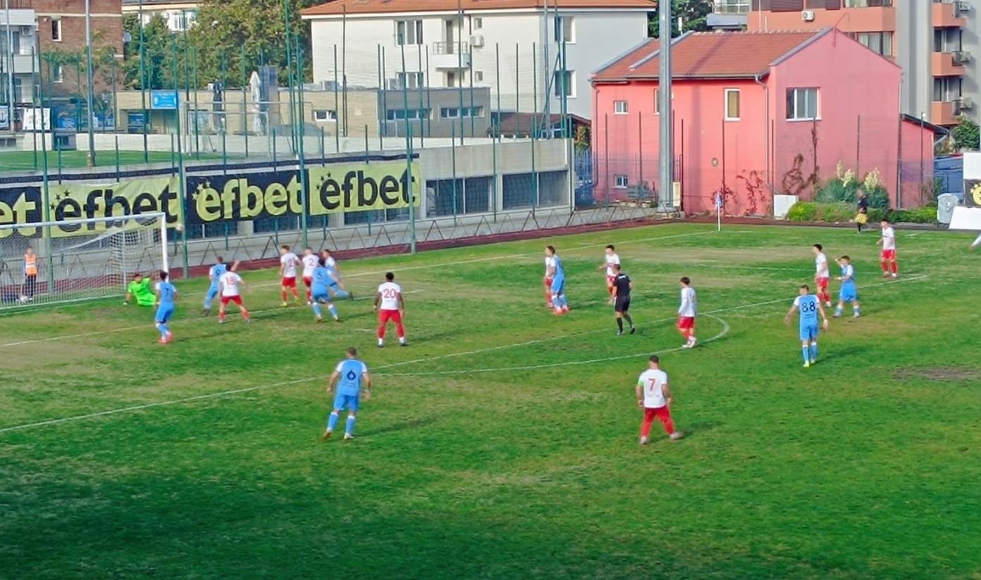 Отборът на Асеновец (Асеновград) загуби с 1:3 като гост на ФК Созопол в среща от 12-ия кръг на Югоизточната Трета лига. Старши треньорът на Асеновец, Манол Георгиев, разполагаше с ограничени ресурси - само три резервни полеви играчи и резервен вратар. При загрявката се контузи Атанас Зехиров, който първоначално трябваше да започне като титуляр, но не успя да се включи в играта. Джунейт Яшар влезе от резервната скамейка за около 30 минути, а друга смяна бе направена с влизането на Йордан Апостолов. Домакините, които са без победа в седем поредни мача с шест загуби, бяха в трудна ситуация. Желанието им за успех се материализира още в 11-ата минута, когато Димитър Иванов откри резултата. В 22-ата минута Асеновец изравни с гол на Александър Карталов, който се възползва от грешка на вратаря на Созопол, Петър Рахнев. Рахнев излезе да пресрещне Макджералд Уоха, но топката попадна в Карталов, който с далечен удар я изпрати в опразнената врата. В 32-ата минута ФК Созопол отново поведе с гол на Жулиен Телл, с което първата част завърши при резултат 2:1. През второто полувреме Александър Карталов отбеляза гол за Асеновец, който обаче бе отменен заради засада. В 71-ата минута домакините вкараха още едно попадение чрез Борислав Трендафилов, с което оформиха крайния резултат 3:1.