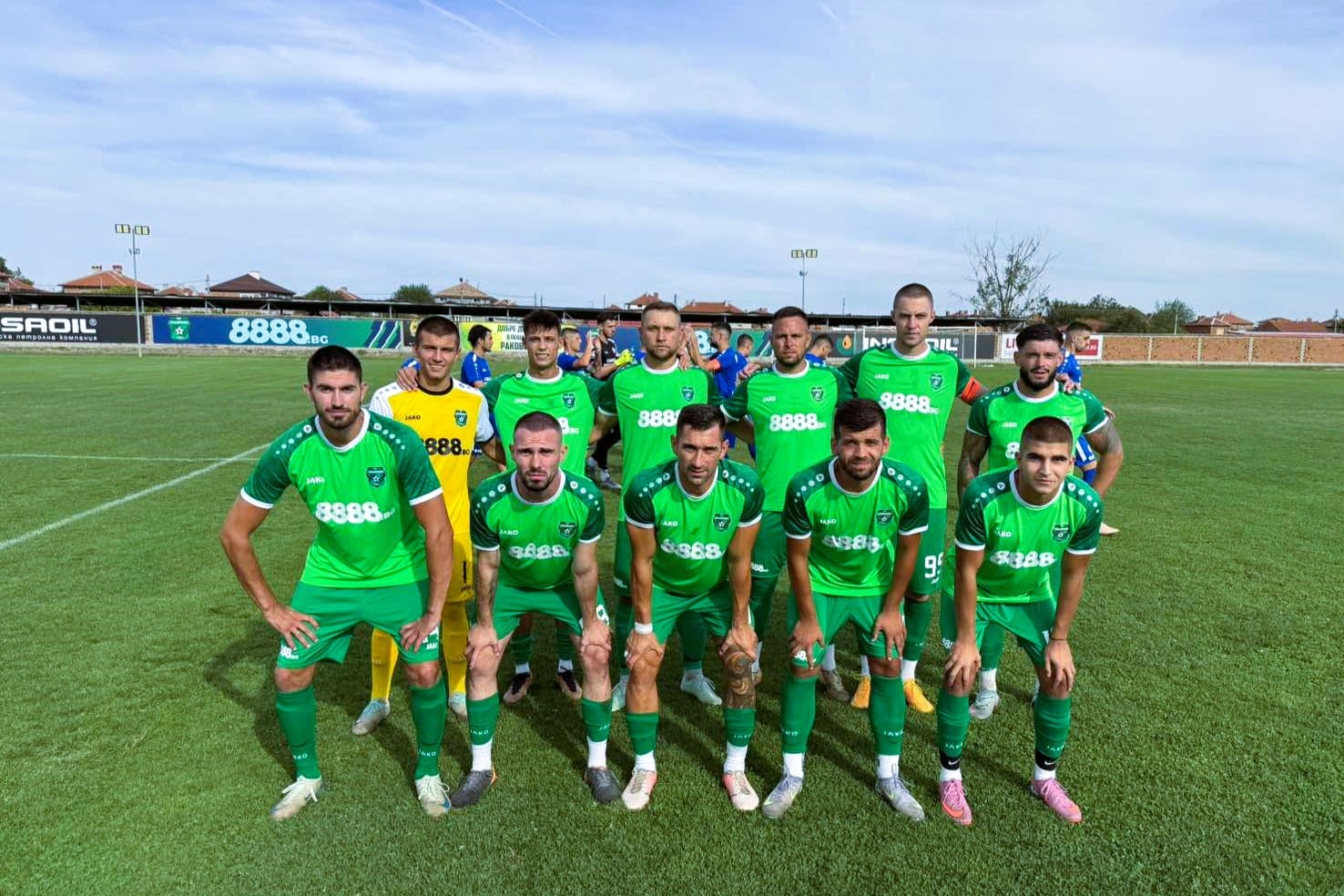 ФК Секирово (Раковски) завърши наравно 0:0 с Димитровград 1947 в мач от 12-ия кръг на Югоизточната Трета лига. Двубоят се проведе на стадион "Петър Парчевич" в Раковски. Това е четвъртият пореден мач без загуба за "секирите", които вече имат актив от 12 точки. Освен това, във втори пореден мач те не допускат гол в своята врата. "Губим ценни точки, с които можехме да сме на съвсем друго място. Не съм сигурен дали Димитровград имаше удар в нашата врата, но ако те са слаби, ние бяхме два пъти по-слаби. Все едно гледах друг отбор, нямат мотивация, нямат нищо. Единственото положително нещо е, че в два поредни мача не допускаме гол. Благодарим отново на великолепната ни публика!", сподели след края на мача президентът на "секирите" Стефан Пенсов. В следващия кръг Секирово ще гостува на Нефтохимик (Бургас).