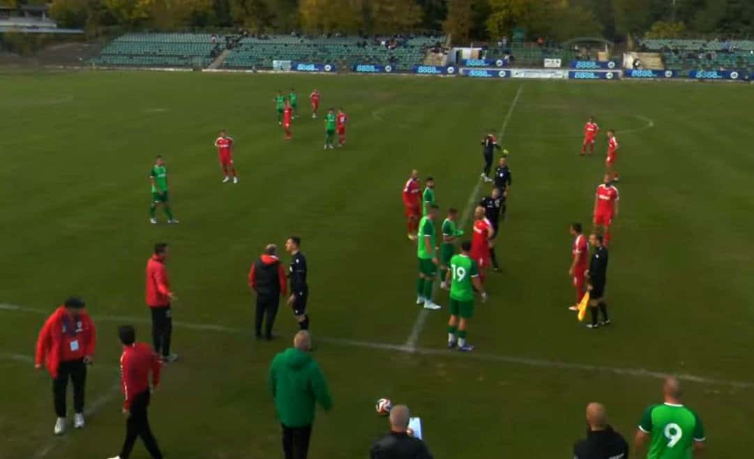 ФК Банско завърши наравно 0:0 като гост на Пирин (Гоце Делчев) в мач от 12-ия кръг на Югозападната Трета лига. Двубоят ще остане паметен с четирите червени картона, които бяха показани още през първото полувреме от главния съдия Геро Писков (София). Всичко започна със закачка без топка от страна на Виктор Шишков срещу Любомир Христов. Нападателят на домакините закачи играча на Банско през лицето в центъра на терена. По-късно при спряна игра, Шишков отново предприе атака, този път опитвайки се с ръце да избута Христов, като в ситуацията се намеси и съотборник на Шишков от Пирин (Гоце Делчев), който опита с крак да изрита Христов. Тези действия предизвикаха напрежение на терена, в което се включиха футболистите и на двата отбора. Съдията изгони Шишков и Христос Маркосян от Пирин (Гоце Делчев), а от Банско с червени картони бяха санкционирани капитанът Костадин Слаев и Любомир Христов. Освен това, Марио Димитров пропусна най-доброто положение за ФК Банско, оставяйки останал сам срещу вратаря на домакините. Следващият мач на "козлите" е насрочен за 18 октомври (събота) в Банско срещу Оборище (Панагюрище). Видео от мача