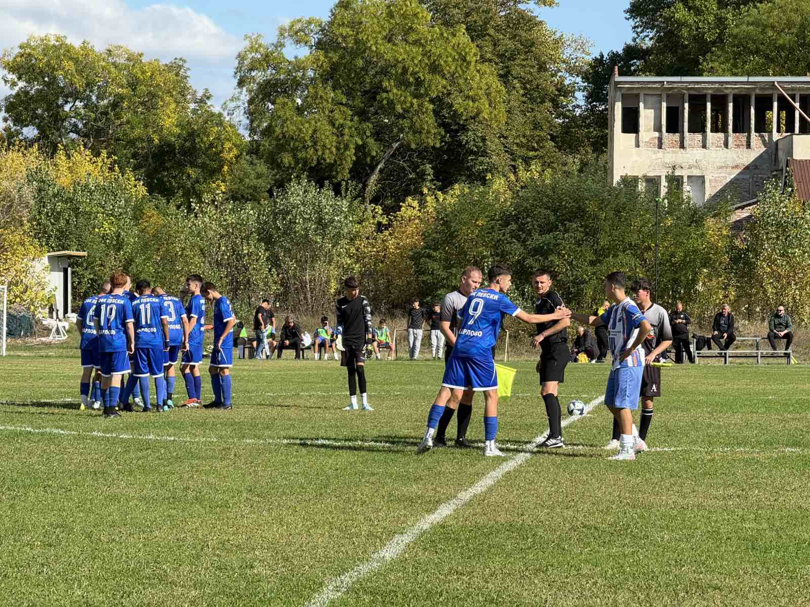 Младите надежди на Левски (Карлово) постигнаха победа, равенство и загуба в двубоите си през изминалата седмица. Първи на терена излязоха децата, родени през 2011 година, които завършиха наравно 2:2 в гостуването си на Арда 1924 (Кърджали) в петък. Попаденията за "сините" паднаха в последните 10 минути на мача. Това бе първата среща, в която играчите на Левски U14 допускат гол и губят точки в Междуобластната група на Пловдив. Преди това те бяха спечелили две победи във втори и трети кръг от шампионата, докато в първия почиваха. В събота набор 2014 на Левски (Карлово) успяха да се наложат с 2:1 срещу ФК Белозем в кръг от областния шампионат. Година по-големите карловци, обаче, отстъпиха с 0:3 на Улпия. Поздравления за всички деца и техните треньори!