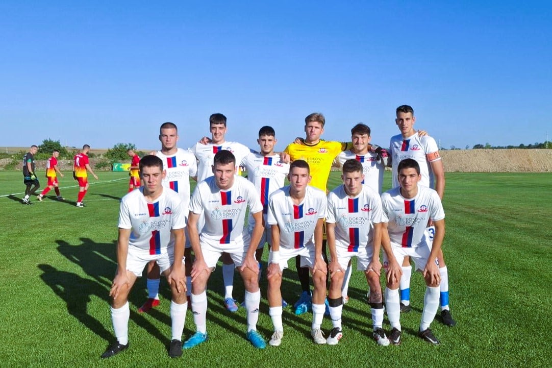 Отборът на Олимпик (Варна) завърши при резултат 2:2 срещу другия новак в Североизточната Трета лига - СФК Светкавица 2014 (Търговище). Варненският тим успя да се спаси от поражение с гол в 95-ата минута на срещата. Основният проблем в мача от деветия кръг на шампионата обаче не беше свързан с играчите на терена, публиката или домакините, а със скандалното и супер тенденциозно съдийство. Ето и мнението на члена на управителния съвет на Олимпик и един от треньорите на клуба, Диан Генчев, за случилото се в двубоя: Бях се зарекъл да не коментирам съдии и да не влизам в пререкания с тях. Това, което видях вчера, ме кара да се замисля, ние ли не разбираме от футбол, не знаем правилата, или навсякъде където гостуваме се свири по други критерии. Бяхме подложени на съдийски геноцид от първата до 95-ата минута на мача, от цялата съдийска тройка от Русе. Всяка ситуация се отсъждаше в полза на домакините, безконечни фаулове пред и около наказателното ни поле, откъдето се центрираше и се създаваше напрежение пред нашата врата. В наша полза нищо, все едно бяхме невидими на терена. Бяха отсъдени 35-40 нарушения срещу нас (все едно сме някакви серийни убийци), от които 70-80% напълно измислени и смешни. Първото полувреме завърши без гол, след няколко ситуации пред двете врати. Още по-страшно стана второто полувреме, когато се нагърбиха и страничните съдии. В 55-ата минута при атака на домакините, наш защитник отнема чисто топката, главния не дава нищо, страничния ще си счупи ръката да вдигне флага и след центрирането, разбъркване и гол 1:0. След 10-15 минути, около 70-ата минута, центриране на наш футболист от фланга, вратарят се разминава с топката и връхлита върху нападателя ни, който ще играе с топката на празна врата (туш). 200% дузпа-нищо. Смях. В 85-ата минута Иван Марков вкара уникален гол от 25-26 метра в сглобката. Домакините пращат топката да изпълняват център, карайки се помежду си. След 10-ина секунди страничният съдия с трепереща ръчичка вдигна флагчето си - засада. На щаба на домакините чак им стана неудобно. Публиката му ръкопляскаше, че е отменил напълно редовен гол. Вече не издържах на малтретирането и реагирах остро срещу страничния. Президентът на домакините, много възпитан човек, слезе да ме успокоява с думите: "-Прав си,ама какво можеш да промениш?" Представяте ли си? В 86-ата минута при една дълга топка защитата ни увисна и Исмаил Иса покачи на 2:0. В следващата атака, 87-ата минута, дебютантът в нашия отбор Юксел Алиев проби отляво и стреля, вратарят изби, но Никола Стоянов с добавка намали 2:1. В 95-ата минута, след нарушение срещу Никола Стоянов, Георги Димитров центрира и Влади Георгиев с глава изравни 2:2. Получи се много интересен мач със ситуации и пред двете врати, с добри отигравания на футболистите от двата отбора. Не знам кому беше нужно, тези съдийчета да накланят грозно и безскрупулно везните само в една посока. Несправедливо е! Това са момчета на 17, 18 и 19 години, които тепърва навлизат в мъжкия футбол. Така ли ще ги интегрираме и ще им даваме път напред? С такава тенденциозност? Стига с това: "Ами дава се домакинското!" Свирете нормално, създайте равни условия отборите да се надиграват. Пето наше гостуване се "дава домакинското”, да не влизам в подробности. Към домакините нямаме никакви претенции, добро посрещане, много здрав но коректен мач. Без ритане, без лакти, без заплахи. Мъжки мач. Благодарим им! Кучетата си лаят,керванът си върви! В следващия кръг Олимпик (Варна) приема у дома отбора на Ботев (Нови пазар).