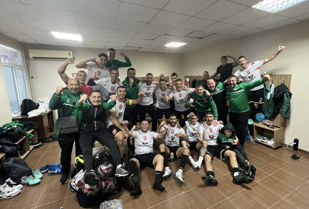 ФК Раковски спечели драматично с 4:3 при гостуването си на Димитровград в среща от 13-ия кръг на Югоизточната Трета лига. Това отбеляза втора победа от началото на сезона за отбора от Раковски, който продължава да впечатлява с отбелязаните до момента 21 гола. Домакините от Димитровград поведоха в резултата в 15-ата минута, но Петър Атанасов успя да изравни в 20-ата минута. В самия край на първото полувреме, Георги Балджийски направи пълен обрат и изведе ФК Раковски напред с 2:1. През второто полувреме Димитровград изравни за 2:2, но в 65-ата минута Петър Атанасов донесе нов аванс за 3:2. Въпреки това домакините отново възвърнаха равенството при 3:3. В крайна сметка, в последните секунди на двубоя, победител се оказа ФК Раковски, след като Денислав Куртев се разписа с глава след центриране на Марин Димитров, оформяйки крайното 4:3.