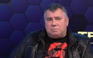 Гигант (Съединение) загуби с 2:3 като гост на Марица (Пловдив) в мач от Югоизточната Трета лига. Тимът от Съединение поведе с 2:0, но впоследствие допусна обрат, не без помощта на главния съдия Кристиян Колев. „В този мач съдиите надминаха всичко, което можеше да се очаква от тях. Този път ни заклаха, както трябва! Имам само един въпрос към главния съдия Кристиян Колев – защо не зачете гола, който отбелязахме в края на мача?! Какво стане резултатът стане 3:3?! Проблем ли е... Защо страничният, който има прекрасна видимост, не реагира? След края на мача, дори и в момента, бивши вратари, треньори и много футболни хора, включително колеги от други клубове от нашата група, продължават да ми звънят и да са шокирани от решението на съдиите това попадение да бъде отменено. Първи ми се обади Лилчо Арсов. Ако и той не разбира от футбол и вратарство... Мнението му е, че вратарят на Марица няма контрол върху топката, не я хваща трайно и голът е напълно редовен. Ситуацията са я гледали и много съдии, те също смятат, че има гол“, коментира Добри Козарев пред официалния сайт на Гигант (Съединение). „Аз отдавна съм си казал мнението за този съдия – Кристиян Колев. През миналия сезон ни ощети срещу Саяна, даде несъществуваща дузпа за тях, след като нашият вратар скача, избива топката и при падането събаря нападателя на Саяна... Такова чудо не бях виждал“, добавя президентът на клуба. „Явно съдиите не очакваха, че ще поведем с 2:0 и трябваше да вземат нещата в свои ръце. Така дадоха дузпата за Марица в края на първото полувреме?! За мен никаква дузпа, след като топката рикошира от земята и удря прилепналата, подчертавам – прилепналата ръка на нашия играч до тялото. Но едно е да водим с 2:0 на полувремето, друго е да даде дузпа в 46-ата минута и Марица да върне един гол преди почивката. Ситуацията става съвсем друга“, коментира още Добри Козарев. „Браво на Марица, момчетата играха добре, сигурно са ни надиграли в определени моменти от мача. Но и ние играхме добре, за да поведем с 2:0. Разбирам, че се борят за Втора лига, но ние не заслужаваме такова отношение от страна на съдиите“, завърши шефът на клуба от Съединение.