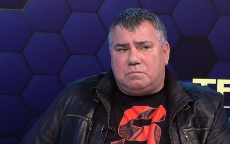 Гигант (Съединение) загуби с 2:3 като гост на Марица (Пловдив) в мач от Югоизточната Трета лига. Тимът от Съединение поведе с 2:0, но впоследствие допусна обрат, не без помощта на главния съдия Кристиян Колев. „В този мач съдиите надминаха всичко, което можеше да се очаква от тях. Този път ни заклаха, както трябва! Имам само един въпрос към главния съдия Кристиян Колев – защо не зачете гола, който отбелязахме в края на мача?! Какво стане резултатът стане 3:3?! Проблем ли е... Защо страничният, който има прекрасна видимост, не реагира? След края на мача, дори и в момента, бивши вратари, треньори и много футболни хора, включително колеги от други клубове от нашата група, продължават да ми звънят и да са шокирани от решението на съдиите това попадение да бъде отменено. Първи ми се обади Лилчо Арсов. Ако и той не разбира от футбол и вратарство... Мнението му е, че вратарят на Марица няма контрол върху топката, не я хваща трайно и голът е напълно редовен. Ситуацията са я гледали и много съдии, те също смятат, че има гол“, коментира Добри Козарев пред официалния сайт на Гигант (Съединение). „Аз отдавна съм си казал мнението за този съдия – Кристиян Колев. През миналия сезон ни ощети срещу Саяна, даде несъществуваща дузпа за тях, след като нашият вратар скача, избива топката и при падането събаря нападателя на Саяна... Такова чудо не бях виждал“, добавя президентът на клуба. „Явно съдиите не очакваха, че ще поведем с 2:0 и трябваше да вземат нещата в свои ръце. Така дадоха дузпата за Марица в края на първото полувреме?! За мен никаква дузпа, след като топката рикошира от земята и удря прилепналата, подчертавам – прилепналата ръка на нашия играч до тялото. Но едно е да водим с 2:0 на полувремето, друго е да даде дузпа в 46-ата минута и Марица да върне един гол преди почивката. Ситуацията става съвсем друга“, коментира още Добри Козарев. „Браво на Марица, момчетата играха добре, сигурно са ни надиграли в определени моменти от мача. Но и ние играхме добре, за да поведем с 2:0. Разбирам, че се борят за Втора лига, но ние не заслужаваме такова отношение от страна на съдиите“, завърши шефът на клуба от Съединение.