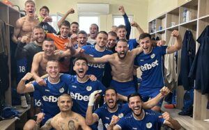Левски (Карлово) постигна втора поредна впечатляваща победа в Югоизточната Трета лига, след като се наложи с 1:0 над Спартак (Пловдив) в отложен двубой от 12-ия кръг. Единственото попадение за "сините" отбеляза Пламен Крислов при заучено положение, което падна още през първата част на срещата, проведена на стадион "Васил Левски" в Карлово. В последните минути Спартак се опита да натисне, но Левски усвои шансовете си за втори гол. Техническият директор на Левски, Мирослав Банчевски, коментира срещата без промени: Добри новини за Левски (Карлово) са свързани и със завръщането на Даниел Коков след контузия. Старши треньорът на тима Господин Мирчев му даде 10 минути срещу "гладиаторите". След вчерашния си успех, който е втори пореден след победата над Загорец (Нова Загора) като гост, Левски (Карлово) се нареди на четвъртото място с актив от 22 точки, колкото има и третият Нефтохимик (Бургас). Техническият директор добави: Играчите на Левски ще почиват днес, а утре ще проведат тренировка преди съботния мач срещу Асеновец (Асеновград). Двубоят ще бъде на стадион "Васил Левски" в Карлово от 16:00 часа. Мирослав Банчевски завърши с оптимистичен тон: