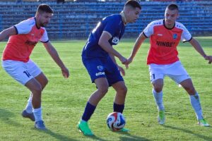 Рилски спортист (Самоков) ще пътува до София, за да се изправи срещу Левски II в откриващия мач от 14-ия кръг на Югозападната Трета лига. Срещата ще се състои в петък, 24 октомври, от 16:00 часа и ще бъде проведена на изкуствена трева на едно от помощните игрища на стадион "Георги Аспарухов". Спомняме си, че и предишната среща между двата отбора в София също се проведе на изкуствен терен, като тогава "сините" победиха с 3:1, благодарение на предимствата от настилката, с която футболистите на Рилски спортист не са свикнали. Играчите под ръководството на Пламен Крумов обаче се подготвяха усилено за този мач, тренирайки няколко дни на изкуствена трева, за да се адаптират към условията. Отборът има амбиции да се завърне към победите, след като претърпя първата си загуба за сезона в предишния кръг. Срещата с дубъла на Левски беше изместена с един ден по-рано поради участието на "скиорите" в турнира за Купата на България. Там, на 28 октомври, те ще се изправят срещу елитния Локомотив (София).