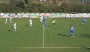 Ботев (Ихтиман) загуби с 1:2 от Рилски спортист в мач от 14 кръг на Югозападната Трета лига. Двубоят бе изтеглен и се игра днес вместо през уикенда заради ангажираност на стадиона. Гостите откриха резултата в края на първото полувреме. Даниел Начев центрира отляво в наказателното поле, където топката прескочи Емил Ангелов и стигна до Александър Аспарухов. Капитанът на радомирци с десния крак с удар по диагонала прати топката във вратата на Ивайло Дерменджиев. В 78-ата минута Струмска слава вкара за 2:0. След изпълнение на тъч отдясно, топката стигна до наказателното поле на домакините, където бе избита с глава. За жалост обаче попадна точно на крака на влезлия като резерва Георги Мариянов, който стреля и след рикошет в крака на играч на Ботев влетя във вратата на Дерменджиев. В края на двубоя влезлият като смяна Василие Милованович вкара изключително красиво попадение за 1:2, но за повече домакините нямаха достатъчно време. Следващият двубой на Ботев Ихтиман е на 1 ноември - гостуване на Балкан Ботевград.