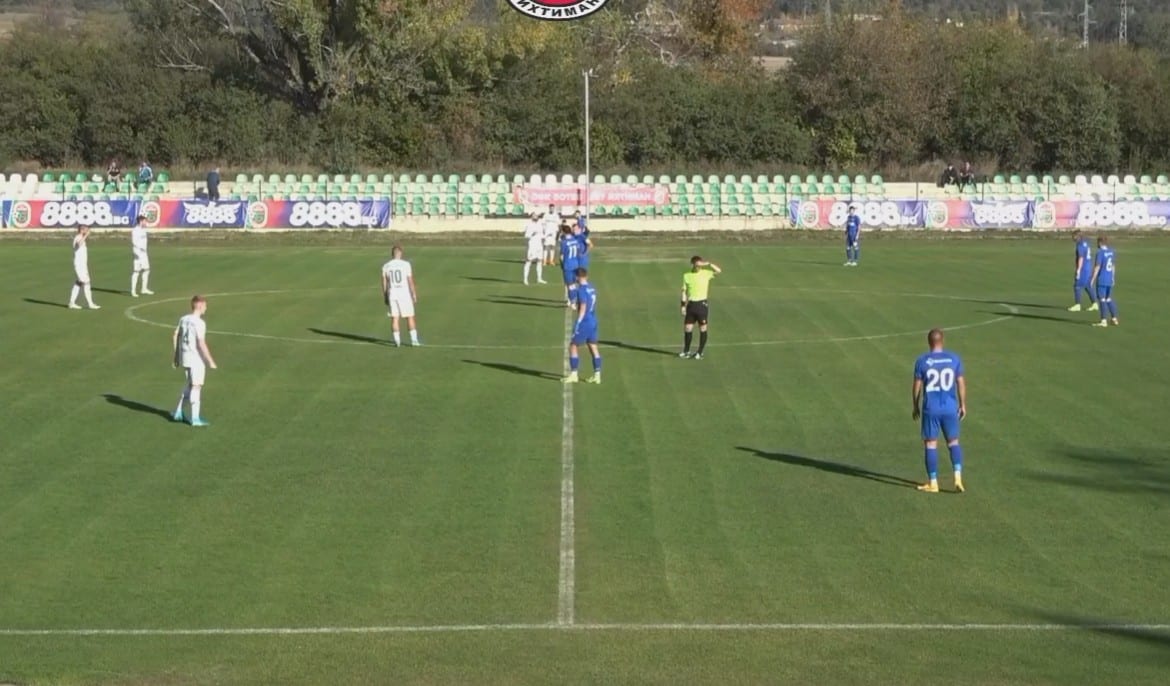 Ботев (Ихтиман) загуби с 1:2 от Рилски спортист в мач от 14 кръг на Югозападната Трета лига. Двубоят бе изтеглен и се игра днес вместо през уикенда заради ангажираност на стадиона. Гостите откриха резултата в края на първото полувреме. Даниел Начев центрира отляво в наказателното поле, където топката прескочи Емил Ангелов и стигна до Александър Аспарухов. Капитанът на радомирци с десния крак с удар по диагонала прати топката във вратата на Ивайло Дерменджиев. В 78-ата минута Струмска слава вкара за 2:0. След изпълнение на тъч отдясно, топката стигна до наказателното поле на домакините, където бе избита с глава. За жалост обаче попадна точно на крака на влезлия като резерва Георги Мариянов, който стреля и след рикошет в крака на играч на Ботев влетя във вратата на Дерменджиев. В края на двубоя влезлият като смяна Василие Милованович вкара изключително красиво попадение за 1:2, но за повече домакините нямаха достатъчно време. Следващият двубой на Ботев Ихтиман е на 1 ноември - гостуване на Балкан Ботевград.