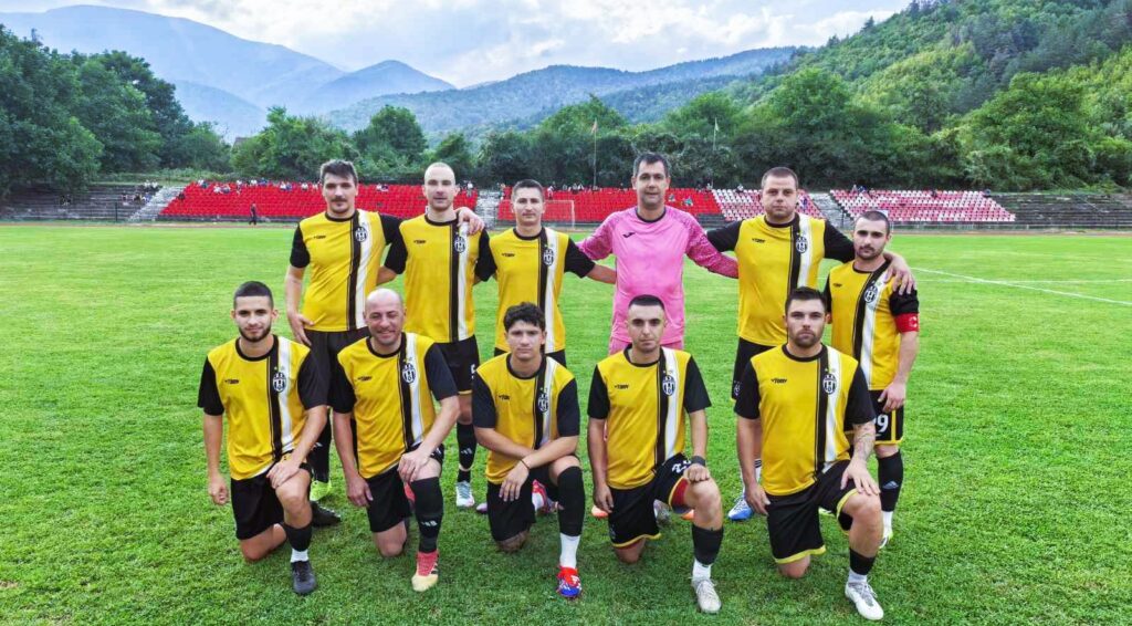 Ювентус (Малчика) постигна първата си победа за сезон 2025/26 в Северозападната Трета лига. В двубой от 10-ия кръг на шампионата отборът се наложи с минималното 1:0 като гост на Партизан (Червен бряг). Единственият гол беше дело на Пламен Николов в 69-ата минута. Той се отличи с хубаво попадение от воле от границата на наказателното поле, след като засече изчистена от защитник на "партизаните" топка. Със спечелените днес три точки, Юве вече има 4 точки в актива си. В следващия кръг отборът приема Ловеч на стадион "Георги Кърчев" в Малчика. Мачът ще се състои в събота, 1 ноември, от 14:30 часа.