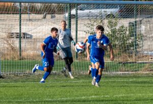 Аксаково завърши 0:0 в домакинството си на Олимпик (Варна) в среща от 11-ия кръг на Североизточната Трета лига. "Получи се ставнително равностоен мач с положения и пред двете врати. Лошият терен обаче попречи да се играе по-качествен футбол.", сподели за срещата днес помощник-треньорът на тима и член на управителния съвет Десислав Дяков. Най-лошите новини са свързани с още една контузия в тима след днешния двубой. Днешната точка е първа за "сините" след четири поредни загуби. За последно Аксаково спечели с 1:0 у дома срещу новака СФК Светкавица 2014 (Търговище). В следващия кръг тимът гостува на Светкавица (Търговище).