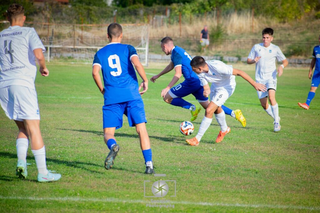 Германея (Сапарева баня) завърши наравно 2:2 в гостуването си на Пирин (Гоце Делчев) в мача от 14-ия кръг на Югозападната Трета лига. В последните четири мача отборът, воден от старши треньора Асен Нешев, има 2 победи, 1 равенство и само 1 загуба. В Гоце Делчев домакините поведоха с 1:0, но до почивката Робертин Атанасов, който се завърна след наказание, възстанови равенството. През второто полувреме Пирин Гоце Делчев поведе с 2:1 след изпълнение на дузпа, а Слави Наков от Германея (Сапарева баня) бе изгонен с червен картон. Така се стигна до 95-ата минута, когато гостите от Сапарева баня стигнаха до изравнителния гол, също от дузпа, изпълнена от Касиян Иванов. Следващият двубой за Германея е на 1 ноември като домакин на ФК Банско.