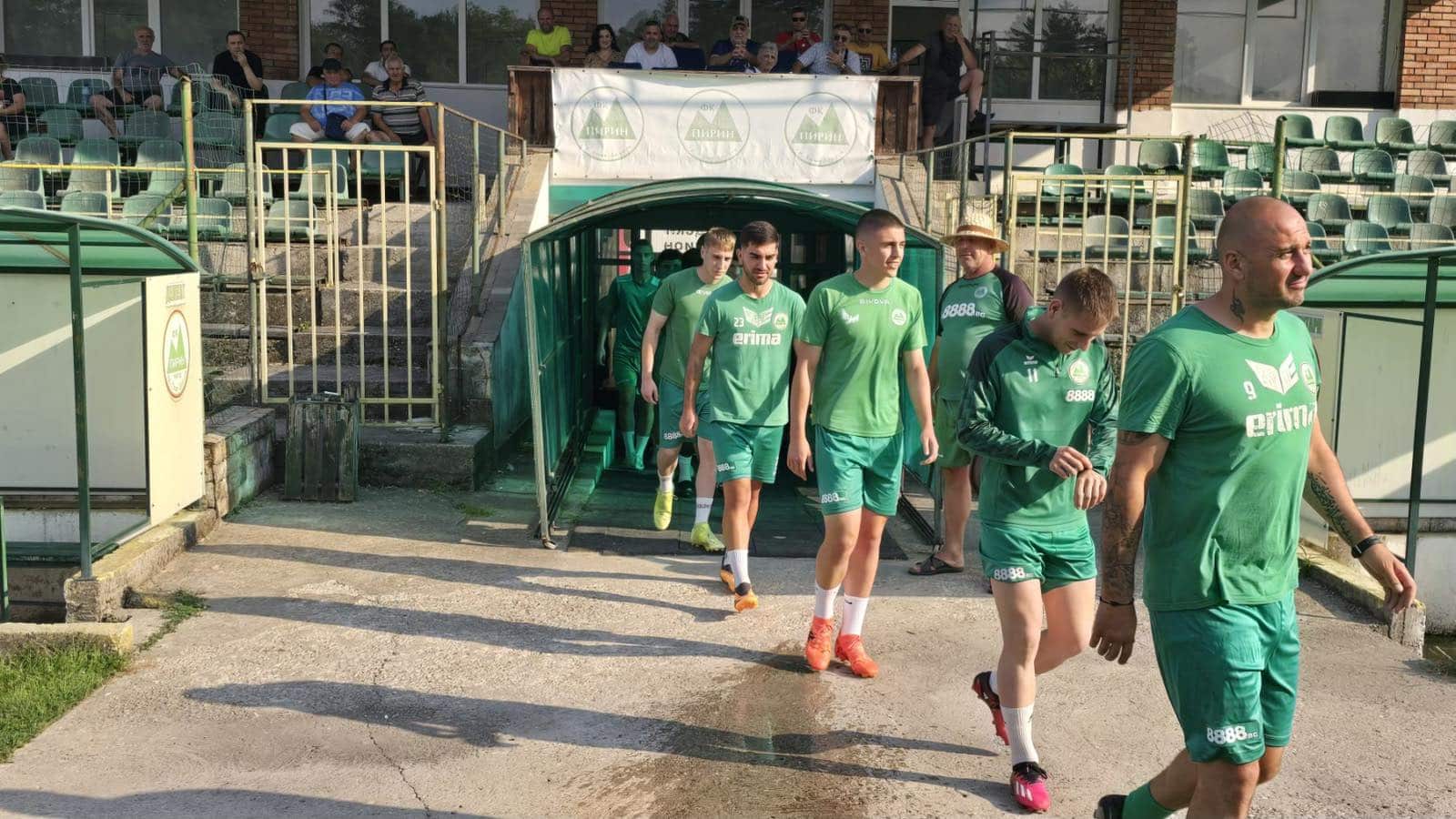 Драматично равенство 2:2 беляза двубоя на Пирин ГД от 14-ия кръг на Югозападната Трета лига. Тимът не успя да победи Германея Сапарева баня, въпреки че в 93-ата минута водеше с 2:1 след точно изпълнена дузпа. В 96-ата обаче съдията реши, че е време да даде още един наказателен удар, но този път в полза на Германея и съперникът изравни. Идващата събота Пирин ГД гостува на Струмска слава Радомир и вече ще може да използва завръщащия се след наказание централен нападател Виктор Шишков. "Голяма драма, съдията изигра своята роля. Все пак равностоен мач, но ни е яд, че не го спечелихме. Два слаби отбора играещи слаб футбол. Дано в следващия мач вземем трите точки, защото тази позиция в дъното на таблицата ни тежи", каза за клубния сайт помощник-треньорът на Пирин ГД Любомир Гуцев.