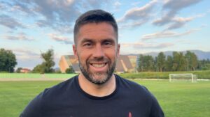 Старши треньорът на Рилски спортист (Самоков) Пламен Крумов изрази своето мнение след вълнуващия мач на отбора срещу Локомотив (София) в турнира за Купата на България. Рилски спортист загуби с 2:3 у дома, но демонстрира силна игра, водейки на два пъти срещу отбора от Първа лига. "Искам да поздравя момчетата за добрия двубой, който изиграхме. Мисля, че успяха да се насладят на момента. Излязохме да се надиграваме с отбора на Локомотив (София), въпреки че това е отбор от Първа лига. Нямаше какво да губим, така че мисля, че демонстрирахме един приятен футбол.", сподели след срещата Крумов. Лидерът в Югозападната Трета лига показа, че разполага с потенциал да се конкурира не само с отбори от професионалното ниво в България, но и с тези от елита. В предишния етап на турнира, Рилецо надделя над Беласица с 2:1, а срещу Локомотив (София) водеше през значителна част от двубоя. Пламен Крумов коментира: "Поведохме в резултата. На полувремето се прибрахме при 1:1. През второто полувреме пак поведохме и в момента, в който вече мислех да направя смяна и да променим системата на игра, Локомотив ни върна гола. Така продължихме до самия край на двубоя. Смятам, че на моменти изглеждахме равностойни, на моменти беше нормално Локомотив да притежава повече топката. Като цяло беше приятен двубой, който, за нещастие, завърши с един нещастен рикошет и отбелязан гол от Локомотив от статично положение. Но това е пътят, по който трябва да вървим ние." Треньорът завърши с: "Не на последно място, искам да благодаря на хората, които бяха дошли да ни подкрепят. Имаше една доста по-добра футболна атмосфера на самия мач. Надявам се отборът да е зарадвал хората въпреки поражението. Все пак ни изпратиха с аплодисменти. Това е награда за усилията на играчите. Сега предстои по-трудното за нас. В събота ни очаква един по-тежък мач срещу ЦСКА III. Трябва да се възстановим и да се подготвим за събота."