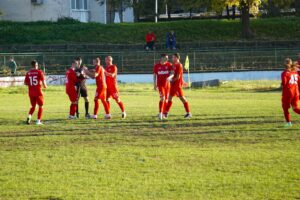 Струмска слава (Радомир) постигна победа с 1:0 срещу ФК Кюстендил като гост в среща от Първия кръг на Втория етап (Югозападна България) на Купата на Аматьорската лига. Първото полувреме приключи без отбелязани голове, а единственото попадение за Славата реализира Денислав Мицаков в 65-ата минута. След центриране от ъглов удар на Дейвид Джоров, защитата на домакините не успя да се справи добре, което позволи на топката да стигне до Мицаков, който с удар извън наказателното поле откри резултата. Това се оказа и единственото попадение в срещата, след което гостите от Радомир успяха да запазят преднината си. Сериозен пропуск направи Виктор Стойков, който на празна врата не успя да отбележи, след подаване от влезлия след почивката Александър Аспарухов. Следващият двубой на Струмска слава е насрочен за 1 ноември (събота) срещу Пирин (Гоце Делчев) в Радомир в рамките на първенството. Снимка: Официална Фейсбук страница на Струмска слава