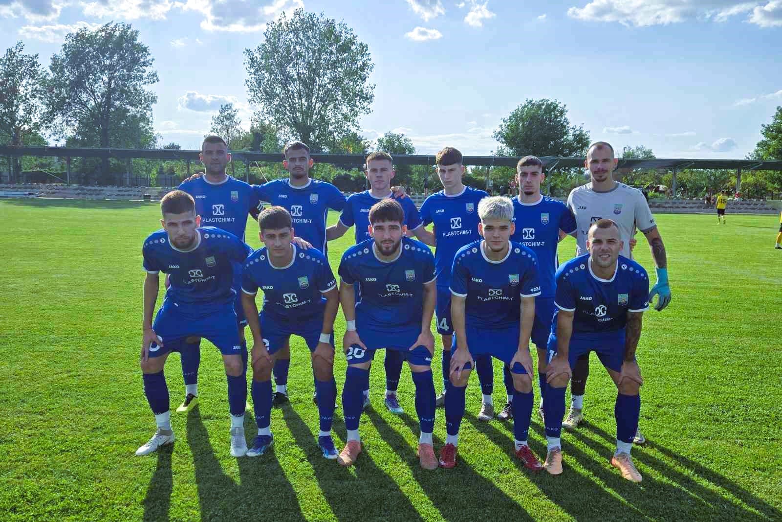 ФК Аксаково ще се изправи срещу последния в класирането на Североизточната Трета лига, Светкавица (Търговище), в мач от 12-ия кръг на шампионата. Двубоят ще се състои в събота, 1-ви ноември, от 14:00 часа. Въпреки че "сините" все още заемат предпоследната позиция с актив от само четири точки, те успяха да прекъснат поредицата си от загуби, завършвайки наравно срещу новака Олимпик (Варна) в предходния кръг. Лошите новини от този мач са свързани с контузията на Ивайло Радев, който се присъединява към разширения списък с контузени играчи на отбора. За треньора Иван Райчев обаче има и някои положителни вести. Той ще може да разчита на един от основните си играчи - Михаил Паскалев, който се завръща след травма. "Излизаме за победа. Ще играем атакуващо. Тренираме, всичко е нормално. Михаил Паскалев тренира вчера, всичко е добре при него, само му липсва ритъм, разбира се", сподели преди срещата помощник-треньорът на отбора Десислав Дяков. Припомняме, че единствената победа на отбора през сезон 2025/26 е срещу другия тим от Търговище.