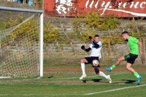 Устрем (Дончево) ще гостува на Доростол Силистра в мач от 12-тия кръг на Североизточната Трета лига. Срещата е планирана за събота, 1 ноември, от 14:00 часа на стадион "Луи Айер" в Силистра. Тежката загуба от Лудогорец III (Разград) отбеляза втората поредна и общо трета загуба за тима от село Дончево в последните четири мача. Въпреки това, отборът заема 8-мо място с 15 точки след 10 изиграни мача този сезон. Доростол е разположен едно място нагоре в класирането, с точка повече от Устрем. Тимът от Силистра също изпитва трудности, като има само една победа в последните си четири мача, в които претърпя две поражения. "Всичко е спокойно при нас, чакаме си мача с Доростол. Те са домакински отбор, има опит и качество при тях. Надявам се, че ще можем да ги излъжем и да си тръгнем с трите точки.", сподели преди съботния двубой старши треньорът на Устрем Димитър Димитров. Тази вечер тимът ще проведе още една тренировка като част от подготовката за мача срещу Доростол. Устрем има успешни срещи срещу този опонент, като спечели гостуването си в Силистра през миналия сезон. Това беше и втора поредна победа за отбора от село Дончево, който вече три мача няма загуба от Доростол.