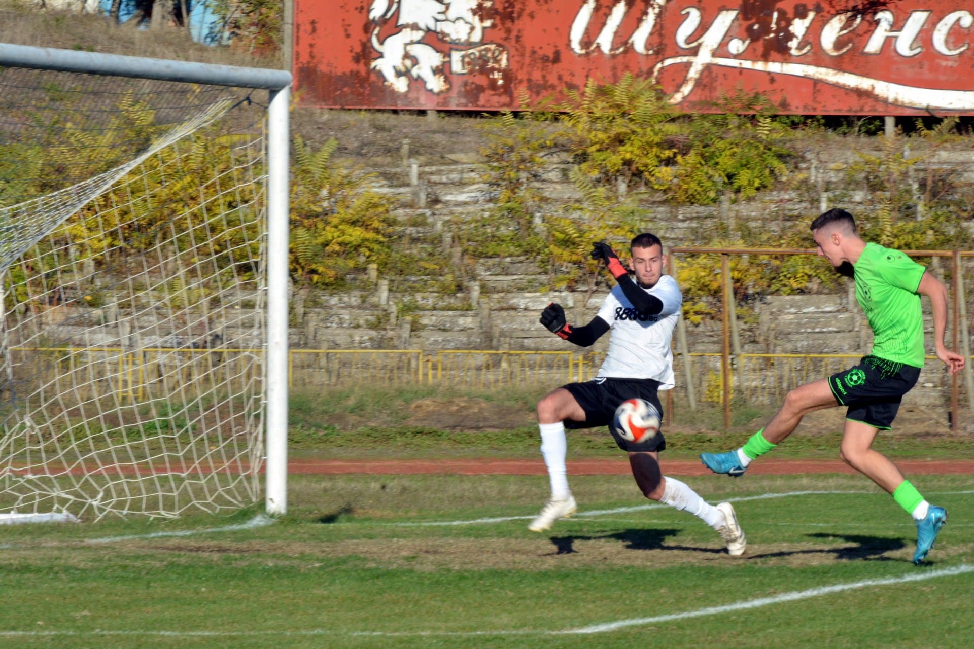 Устрем (Дончево) ще гостува на Доростол Силистра в мач от 12-тия кръг на Североизточната Трета лига. Срещата е планирана за събота, 1 ноември, от 14:00 часа на стадион "Луи Айер" в Силистра. Тежката загуба от Лудогорец III (Разград) отбеляза втората поредна и общо трета загуба за тима от село Дончево в последните четири мача. Въпреки това, отборът заема 8-мо място с 15 точки след 10 изиграни мача този сезон. Доростол е разположен едно място нагоре в класирането, с точка повече от Устрем. Тимът от Силистра също изпитва трудности, като има само една победа в последните си четири мача, в които претърпя две поражения. "Всичко е спокойно при нас, чакаме си мача с Доростол. Те са домакински отбор, има опит и качество при тях. Надявам се, че ще можем да ги излъжем и да си тръгнем с трите точки.", сподели преди съботния двубой старши треньорът на Устрем Димитър Димитров. Тази вечер тимът ще проведе още една тренировка като част от подготовката за мача срещу Доростол. Устрем има успешни срещи срещу този опонент, като спечели гостуването си в Силистра през миналия сезон. Това беше и втора поредна победа за отбора от село Дончево, който вече три мача няма загуба от Доростол.