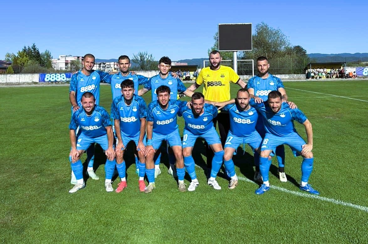 Пирин 1941 (Разлог) ще бъде домакин на Оборище (Панагюрище) в среща от 15-тия кръг на Югозападната Трета лига. Мачът ще се проведе в събота, 1-ви ноември, от 14:00 часа на стадион "Септември" в Разлог. След като завършиха наравно с Банско в предната среща, "сините" ще приемат съседния във временното класиране отбор. Пирин заема 13-та позиция с 16 точки, докато Оборище е 14-ти с една точка по-малко. Отборът от Разлог спечели последното си домакинство с резултат 4:3 срещу Пирин (Гоце Делчев), и в събота ще се стреми към втори пореден домакински успех, както и към трети в четири мача на стадион "Септември". В предишния сезон обаче Пирин загуби с 2:5 у дома срещу този съперник, като това беше тяхната втора поредна загуба от Оборище. Мачът се състоя на 24 май тази година. Тогава Оборище беше сред водещите отбори, но сега е на по-задни позиции, събирайки само две точки в гостувания през този сезон. Интересно е, че и двата отбора освен с равен брой точки, имат и сходни статистики по отношение на отбелязаните и допуснатите голове. "Сините" са отбелязали 18 попадения, докато Оборище има 15. И двата отбора са допуснали по 19 гола в своята врата.