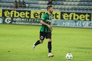 Футболен клуб Созопол ще гостува на Нефтохимик в регионално дерби в рамките на 15-ия кръг на Югоизточната Трета лига. Мачът ще се проведе тази събота от 14:30 часа в Бургас. Отборът на Созопол, под ръководството на старши треньора Петър Кюмюрджиев, се намира в победна серия от две поредни победи в шампионата – срещу "Асеновец" с 3:1 и "Димитровград" с 5:0. Към тези успехи можем да добавим и победата в Областния финал за Купата на Аматьорската лига срещу ОФК "Поморие" от миналата седмица. Добра новина за тима е завръщането на опитния 40-годишен футболист Диян Молдованов след наказание. В предишния мач срещу Димитровград той получи пети жълт картон, въпреки че успя да отбележи хеттрик, но изтърпя наказанието си в областния финал с Поморие. Интересен факт е, че Диян Молдованов е продукт на юношеската школа на Нефтохимик и е имал няколко престоя в клуба, като по време на втория си престой е спечелил промоция за "А" група. Преди предстоящата среща, Нефтохимик заема временно четвъртото място в класирането с 25 точки, докато Созопол е на 13-та позиция с 16 точки.