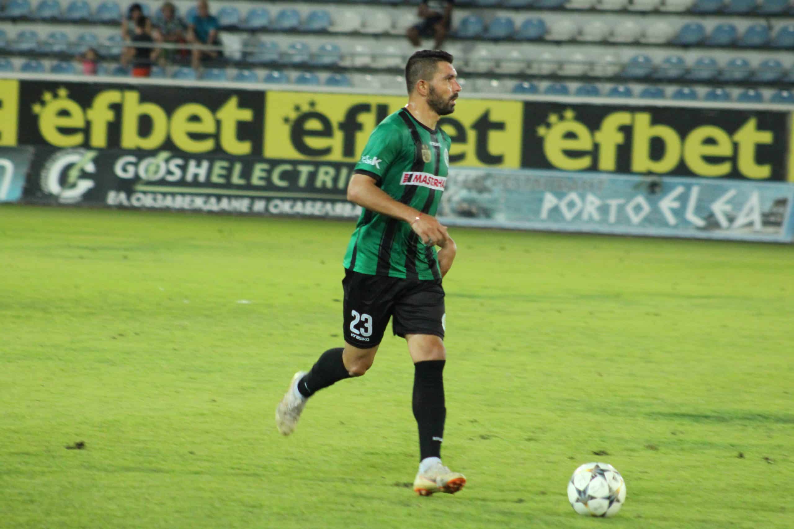 Футболен клуб Созопол ще гостува на Нефтохимик в регионално дерби в рамките на 15-ия кръг на Югоизточната Трета лига. Мачът ще се проведе тази събота от 14:30 часа в Бургас. Отборът на Созопол, под ръководството на старши треньора Петър Кюмюрджиев, се намира в победна серия от две поредни победи в шампионата – срещу "Асеновец" с 3:1 и "Димитровград" с 5:0. Към тези успехи можем да добавим и победата в Областния финал за Купата на Аматьорската лига срещу ОФК "Поморие" от миналата седмица. Добра новина за тима е завръщането на опитния 40-годишен футболист Диян Молдованов след наказание. В предишния мач срещу Димитровград той получи пети жълт картон, въпреки че успя да отбележи хеттрик, но изтърпя наказанието си в областния финал с Поморие. Интересен факт е, че Диян Молдованов е продукт на юношеската школа на Нефтохимик и е имал няколко престоя в клуба, като по време на втория си престой е спечелил промоция за "А" група. Преди предстоящата среща, Нефтохимик заема временно четвъртото място в класирането с 25 точки, докато Созопол е на 13-та позиция с 16 точки.