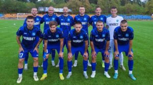 Рилски спортист (Самоков) записа очаквана победа с 2:1 над ЦСКА III (София) в домакинския си мач от 15-ия кръг на Югозападната Трета лига. От самото начало Георги Божилов имаше шанс да изведе "скиорите" напред, но ударът му беше спасен. В 15-ата минута Виктор Генев засече центриране от корнер, но топката срещна гредата. Девет минути по-късно Емре Дрянов стреля от границата на наказателното поле, но вратарят на гостите успя да улови. Той имаше възможност да подаде на непокрития Григор Долапчиев, но предпочете да опита сам. Именно Долапчиев окончателно материализира доминацията на Рилски спортист в предимство. След нова греда, чистене от гол линията и карамбол в наказателното поле на ЦСКА, нападателят на Рилски се оказа най-бърз и вкара за 1:0. До края на първото полувреме самоковци пропуснаха още една отлична възможност, когато удар на Божилов беше спасен. През второто полувреме темпото намаля и Рилски рядко създаваше чисти положения. В 57-ата минута Виктор Генев стреля с глава, но топката премина над вратата. В 77-мата минута Александър Божилов също отправи силен удар, но Драгомир Петков се прояви с решаващо спасяване, запазвайки преднината на "скиорите". Четири минути по-късно Венцислав Христов, който по-рано отбеляза два гола на Локомотив (София), сложи край на спора с точен удар за 2:0 в полза на домакините. В 88-мата минута "червените" отбелязаха почетен гол чрез Теодор Апостолов. По този начин Рилски спортист постигна своя 11-ти успех от началото на кампанията и остава еднолично начело в класирането. В следващия кръг лидерът във първенството гостува на един от водещите отбори - Ботев (Ихтиман).