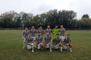 Ювентус (Малчика) претърпя загуба с 0:3 в домакинството си срещу Ловеч в последния 11-ти кръг от есенния дял на Северозападната Трета лига. Въпреки поражението, "бианконерите" имат още един мач преди зимната пауза. Константин Генков изведе гостите напред в 37-ата минута. В средата на второто полувреме Галин Стоянов удвои предимството на Ловеч с глава след центриране от Павел Василев, правейки резултата 2:0. В 71-ата минута Ловеч получи правото да изпълни дузпа, но Валентин Недялков не успя да реализира от бялата точка. Юве имаше възможността да се върне в мача скоро след това, но пропусна една от своите най-добри възможности. До края на мача домакините опитаха да отбележат поне почетен гол, но опитите им не се увенчаха с успех. В самия край на срещата Стоянов вкара втория си гол, оформяйки крайния резултат в полза на Ловеч. Следващата събота, 8-ми ноември, Ювентус (Малчика) ще бъде гост на Бдин (Видин) в отложена среща от осмия кръг на шампионата.