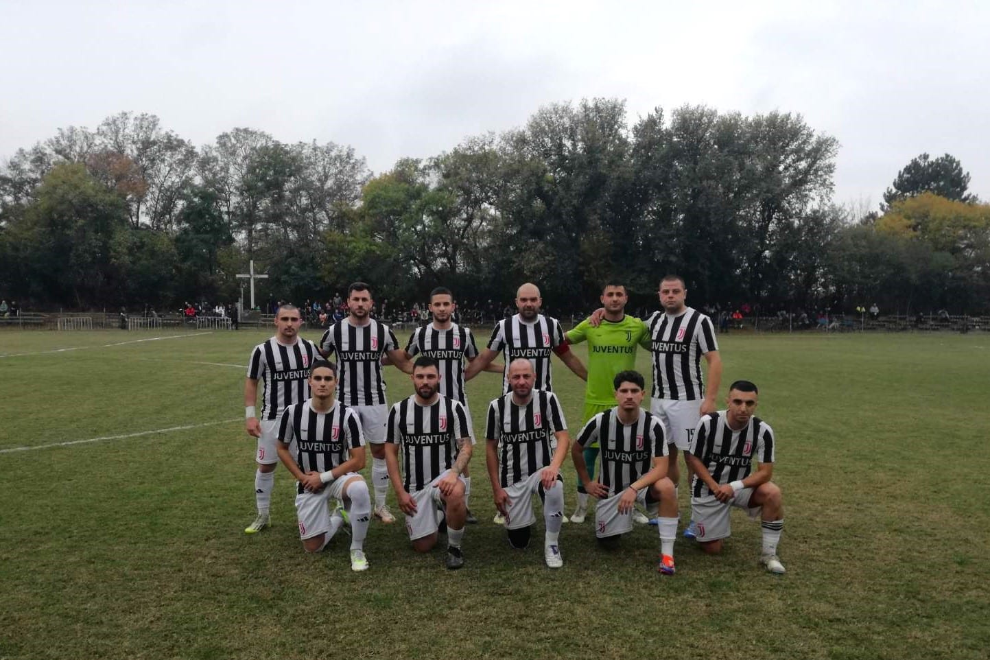 Ювентус (Малчика) претърпя загуба с 0:3 в домакинството си срещу Ловеч в последния 11-ти кръг от есенния дял на Северозападната Трета лига. Въпреки поражението, "бианконерите" имат още един мач преди зимната пауза. Константин Генков изведе гостите напред в 37-ата минута. В средата на второто полувреме Галин Стоянов удвои предимството на Ловеч с глава след центриране от Павел Василев, правейки резултата 2:0. В 71-ата минута Ловеч получи правото да изпълни дузпа, но Валентин Недялков не успя да реализира от бялата точка. Юве имаше възможността да се върне в мача скоро след това, но пропусна една от своите най-добри възможности. До края на мача домакините опитаха да отбележат поне почетен гол, но опитите им не се увенчаха с успех. В самия край на срещата Стоянов вкара втория си гол, оформяйки крайния резултат в полза на Ловеч. Следващата събота, 8-ми ноември, Ювентус (Малчика) ще бъде гост на Бдин (Видин) в отложена среща от осмия кръг на шампионата.