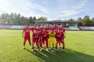 ОФК Хасково постигна победа с 2:0 в домакински мач срещу Секирово (Раковски) в рамките на 15-ия кръг на Югоизточната Трета лига. Въпреки това, отборът пропусна няколко възможности, които биха могли да увеличат резултата. Юлий Шекеров отбеляза първия гол в 20-ата минута, а Калоян Делчев удвои преднината 7 минути по-късно. След пряк свободен удар, изпълнен от Владислав Узунов, вратарят на Секирово не успя да реагира добре, а Делчев добави топката във вратата за 2:0. До края на първата част Делчев пропусна възможност да увеличи резултата, като не успя да реализира още един гол. През второто полувреме домакините продължиха да контролират играта, но не успяха да отбележат трето попадение, което би направило победата им по-убедителна. С този успех, отборът спечели три точки и се изкачи на 12-та позиция с актив от 17 пункта. В следващия кръг, ОФК Хасково ще гостува на новия отбор в лигата - СФК Раковски.